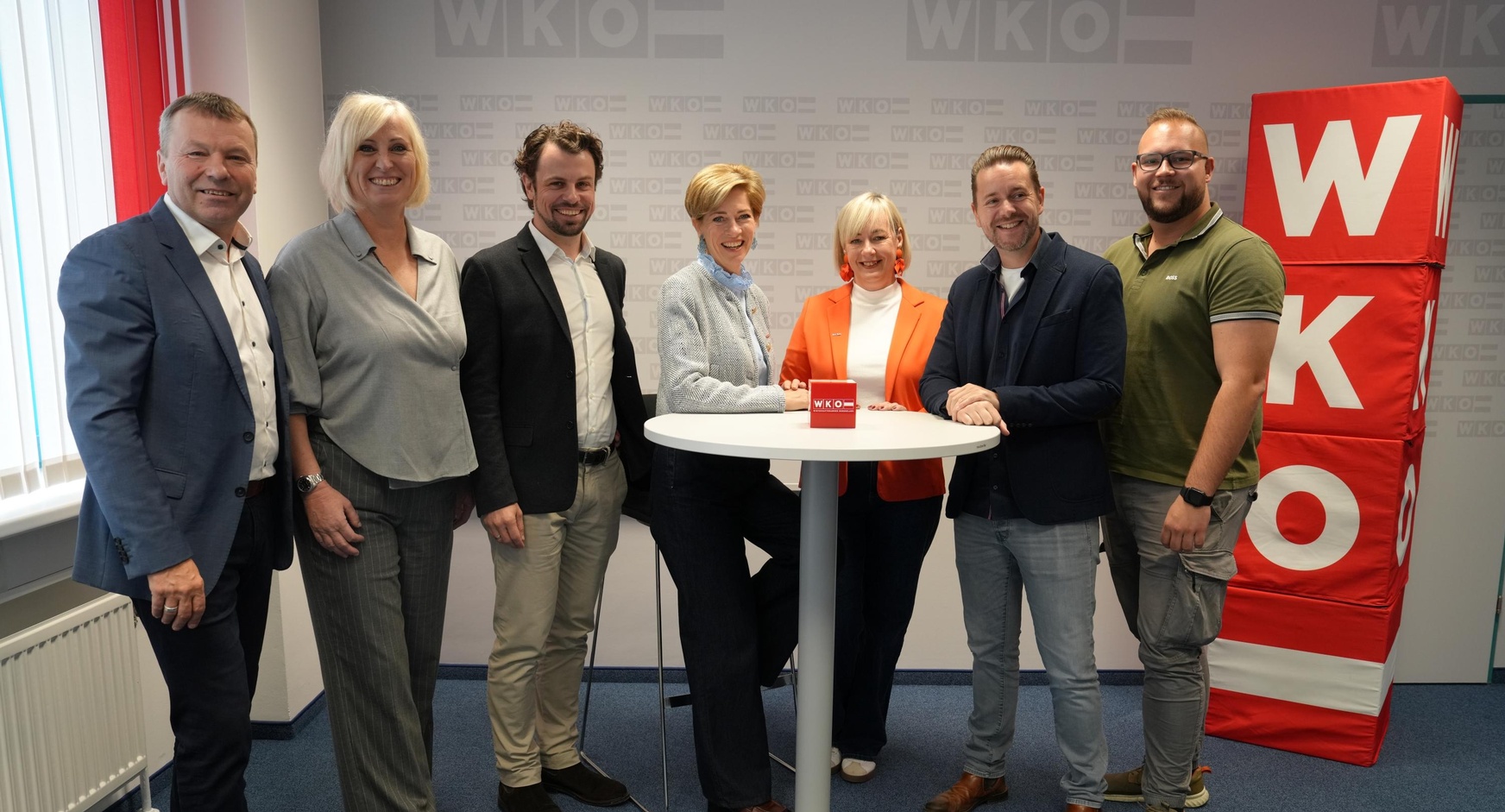 Landesvorsitzende Daniela Jagschitz (M.) mit den Bezirkssprechern Franz Erhardt (Oberpullendorf), Friederike Heinrich (Neusiedl am See), Johannes Schmit (Eisenstadt), Sabine Trinkl (Güssing), Thomas Paul (Oberwart) und Lukas Giefing (Mattersburg) (v. l.)