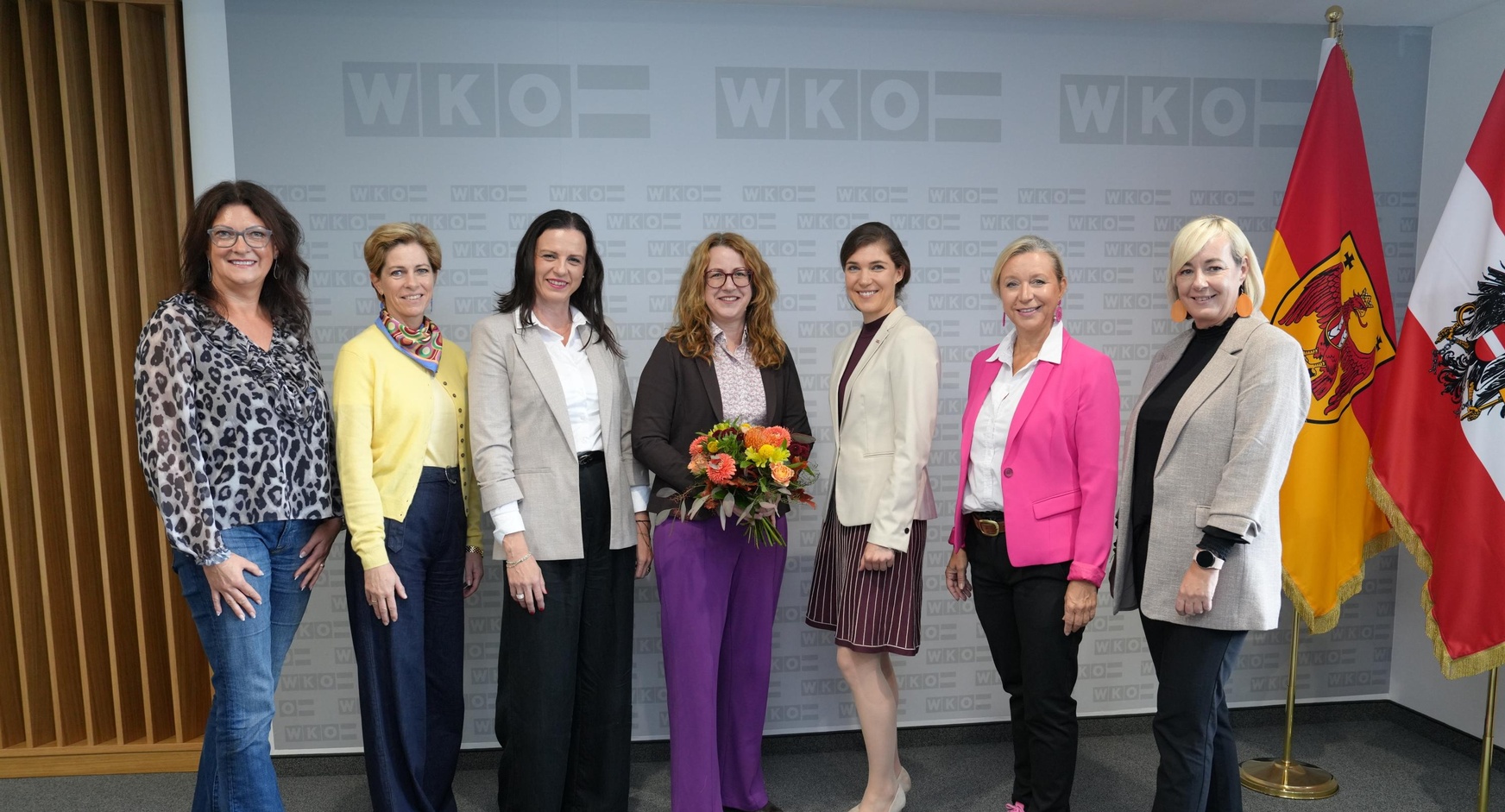 Bianca Hartmann (FiW-Bezirksvorsitzende Neusiedl), Daniela Jagschitz (FiW-Bezirksvorsitzende Mattersburg), Sandra Grassel (FiW-Bezirksvorsitzende Oberwart), die scheidende Landesvorsitzende Petra Schumich, die Neo-Landesvorsitzende Michaela Steindl, Petra Herz (FiW-Bezirksvorsitzende Oberpullendorf) und Sabine Trinkl (FiW-Bezirksvorsitzende Güssing) (v. l.) 
