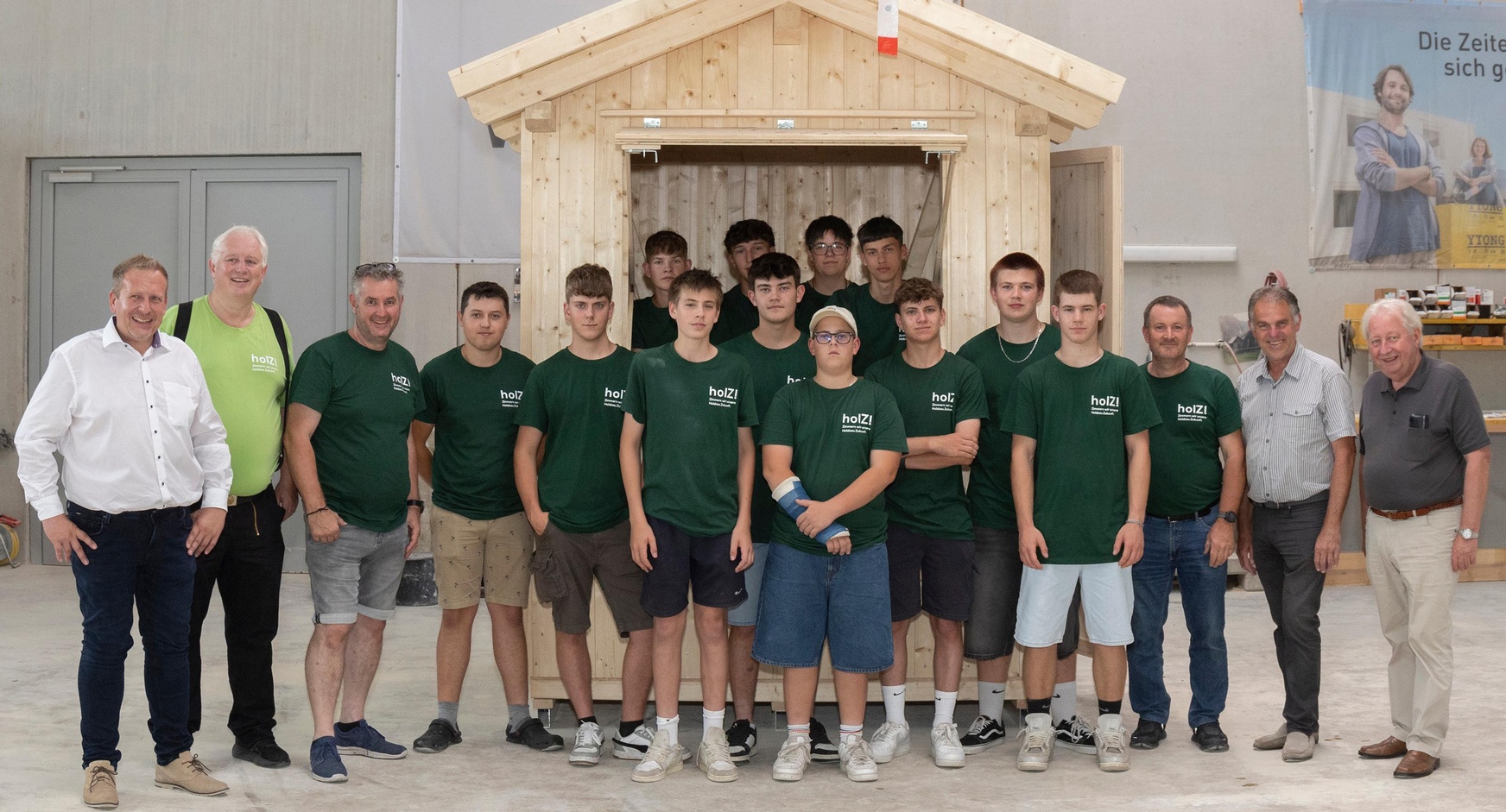 Die Absolventin und die Absolventen der ersten „Lehrlingswoche“ des NÖ Holzbau-Nachwuchses vor dem von ihnen gezimmerten Verkaufsstand und flankiert von zahlreichen Gratulanten: Jochen Flicker (Spartenobmann NÖ Gewerbe und Handwerk), Wolfgang Huber (Landesinnungsmeister NÖ Holzbau) und „Lehrlingswoche“-Trainer Harald Forstenlechner (im Bild links, v.l.n.r.) sowie Franz Schrimpl (Obmann proHolz NÖ), Andreas Mokesch (BAUAkademie NÖ Schloss Haindorf) und „Lehrlingswoche“-Trainer Rudolf Schneider (im Bild rechts, v.r.n.l.).