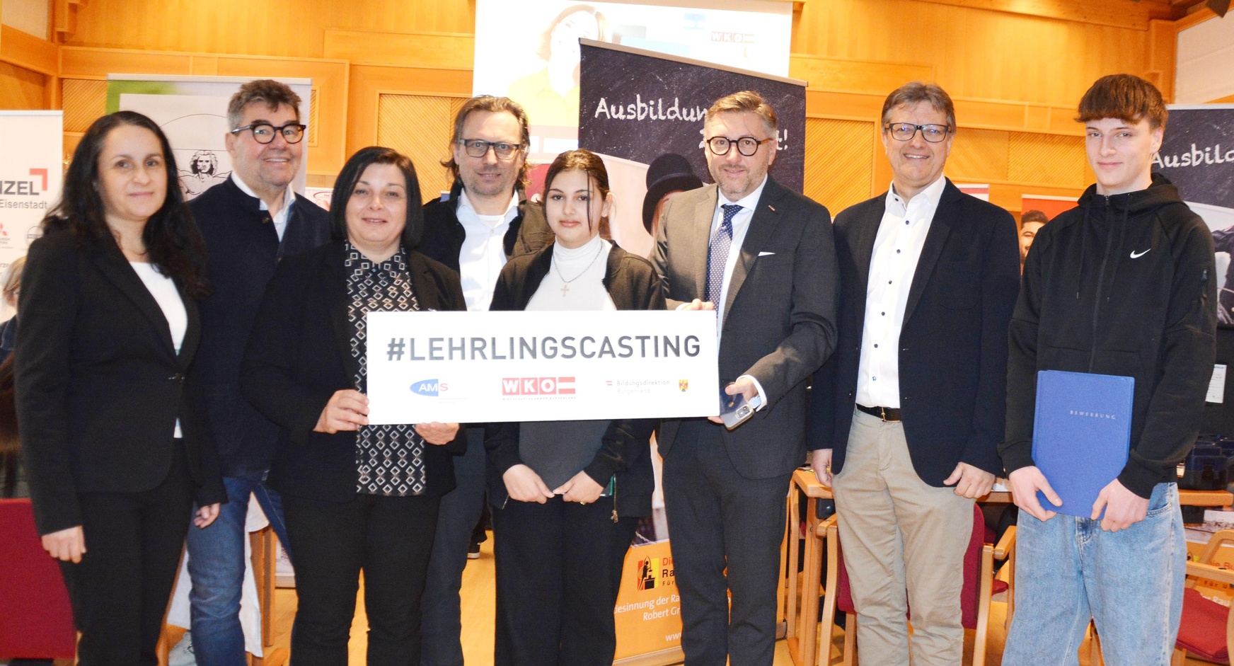 Sabine Lehner (Leiterin der Abteilung Bildung und Lehre in der WK Burgenland), Werner Rauchbauer (von der Landesgeschäftsstelle AMS), Christine Fischl (Regionalleiterin AMS Eisenstadt), KommR Franz Nechansky (WK-Regionalstellenobmann), Schülerin Shayenne Vasic, Harald Schermann (Wirtschaftskammerdirektor), Ronald Popovits (Direktor Polytechnische Schule Eisenstadt) und Schüler Raffael Gornik (v. l.).
