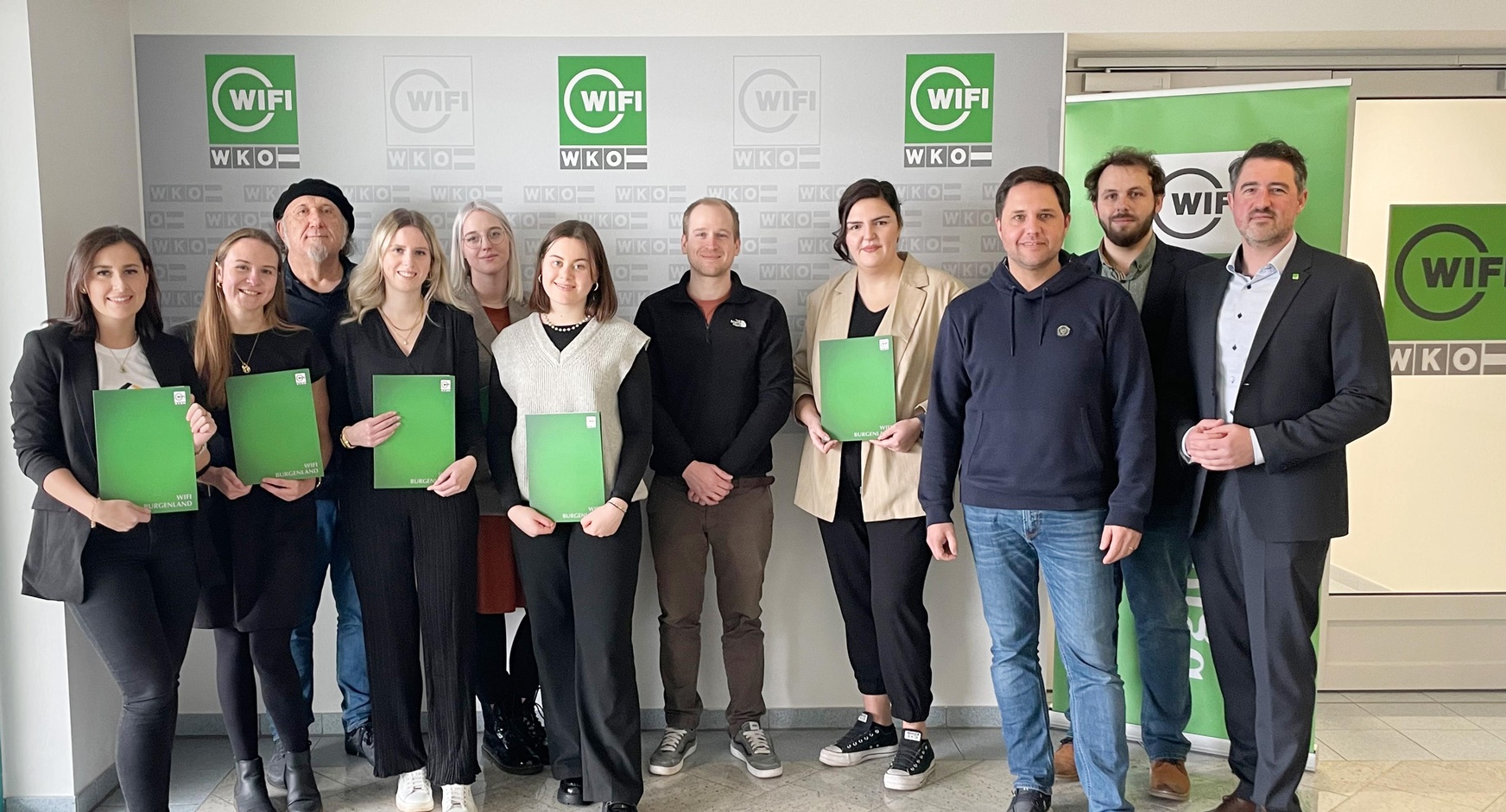 Beatrice Czumbil (Wr. Neustadt), Lena Lechner (Pitten), Lehrgangsleiter Luis Siegl, Anja Ehrenhöfer (Neustift an der Lafnitz), Laura Bierbaum (Schattendorf), Iris Reich (Bad Sauerbrunn), Trainer Sebastian Pachinger, Katarina Hanousek (Wulkaprodersdorf), Fachgruppenobmann Ronald Fenk, Oliver Stangl und WIFI-Institutsleiter Thomas Jestl (v. l.).