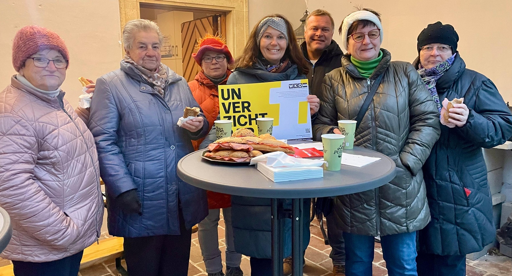 Melanie Eckhardt, Obfrau das Markthandels (M.), mit interessierten Teilnehmern der Veranstaltung.