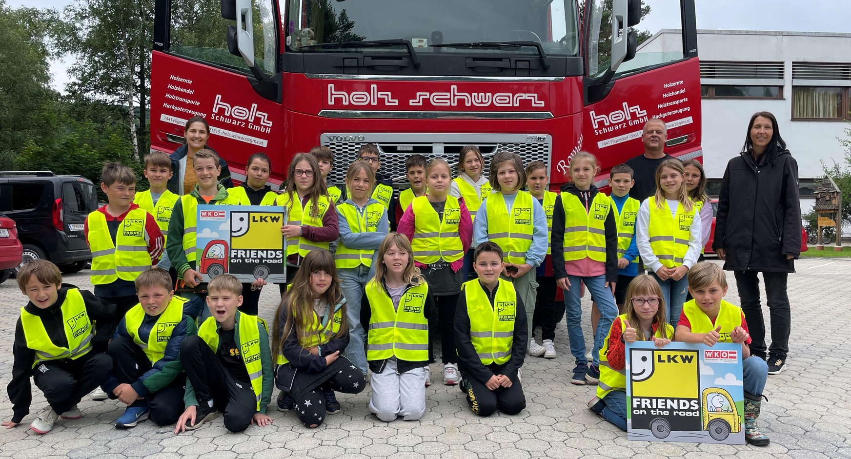 Klassenlehrerinnen Julia Stifter und Bettina Felber sowie Lkw-Fahrer Roman Paukovitz mit den Kindern der 3. Klasse der Volksschule Lockenhaus. 