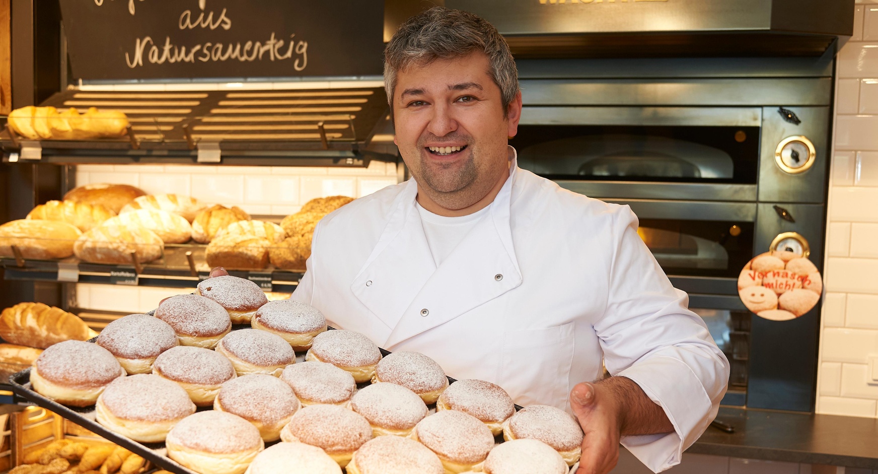 Landesinnungsmeister Michael Goldenitsch mit den süßen Köstlichkeiten.