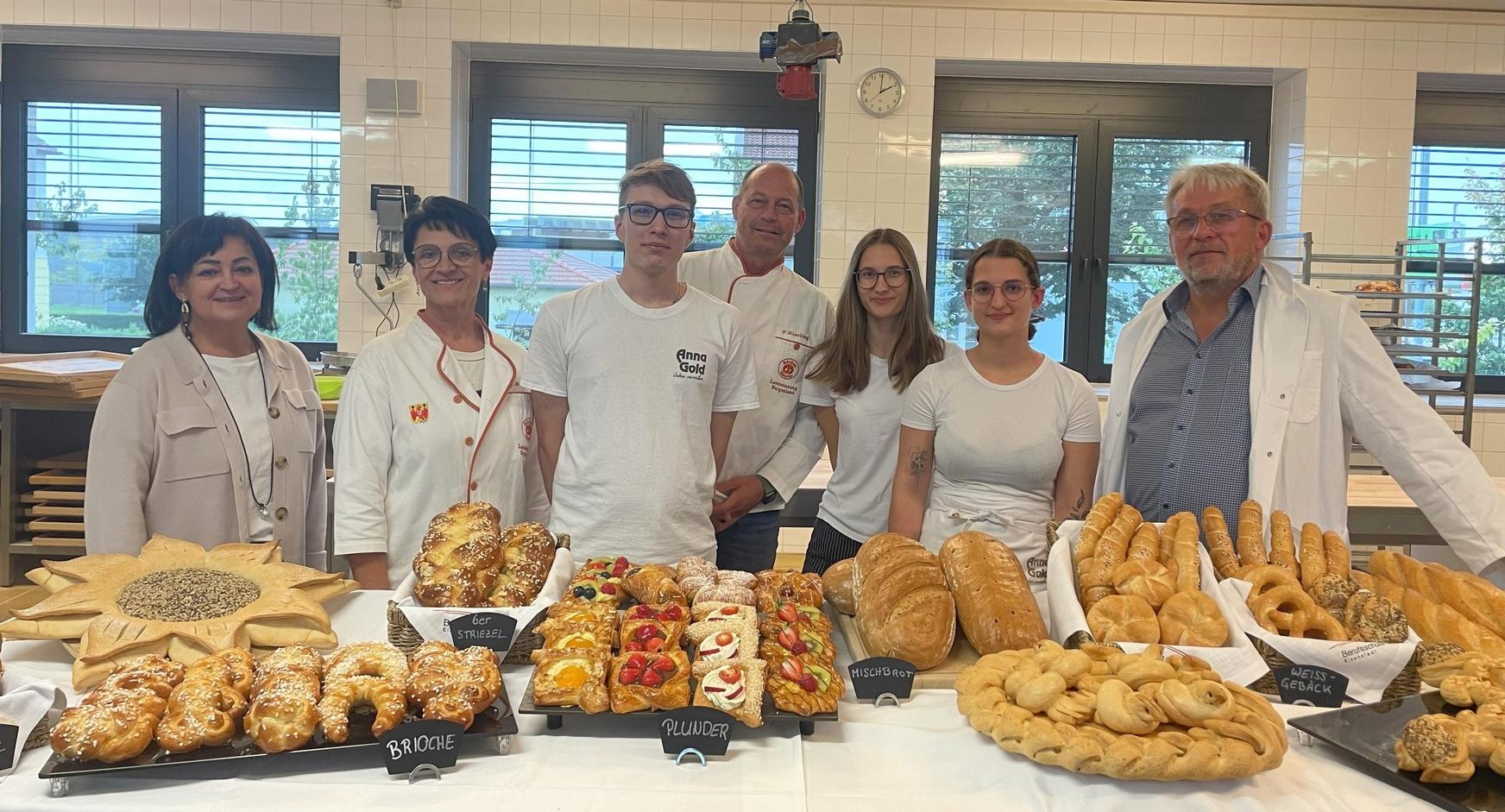 Sylvia Waba (Direktorin der BS Eisenstadt), Claudia Pichler-Schmaldienst (Prüfungskommission), Daniel Senetskyi, Friedrich Kiesling (Prüfungskommission) mit den frischgebackenen Fachkräften Laura Stefanie Wurzinger und Luise Petz sowie MSt. Johann Haider (Prüfungskommission) (v. l.) 