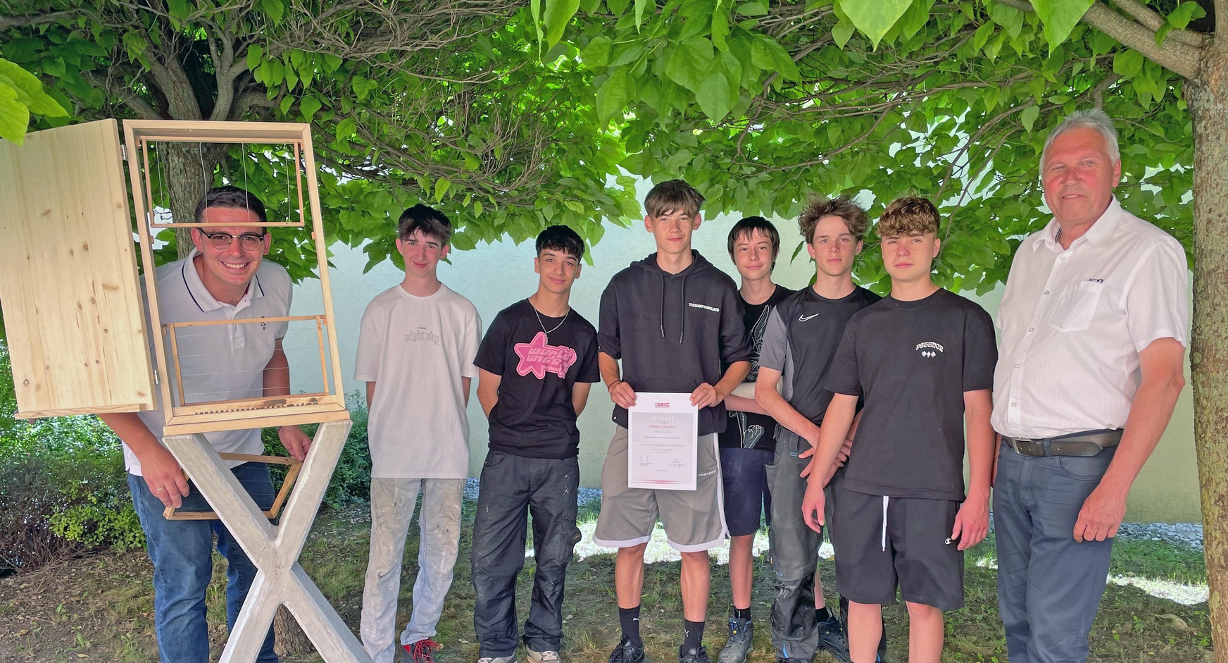 PTS Mattersburg: Markus Stelzer übernahm gemeinsam mit seinen Schülern die Ehrenurkunde und das Preisgeld für den 3. Platz aus den Händen von Landesinnungsmeister KommR Bernhard Breser (r.). 