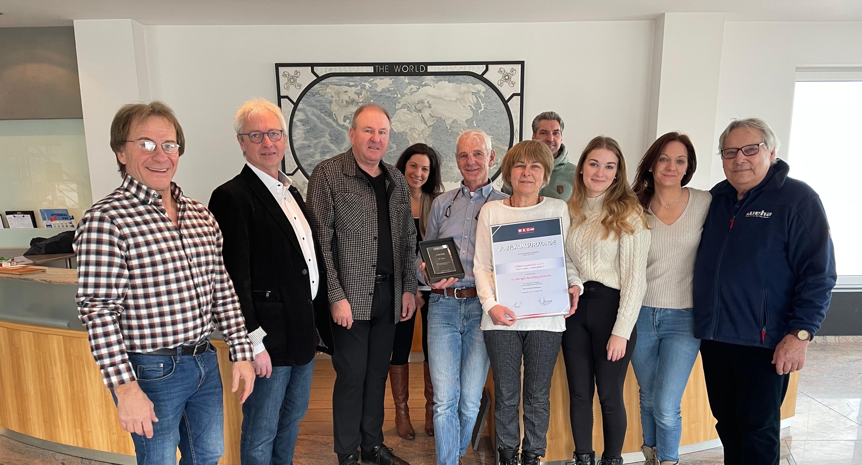Landesinnungsmeister KommR Anton Putz (3. v. l.) gratulierte der Unternehmerfamilie Strack mit KommR Hannes Bauer (l.) und Roman Toth (2. v. l.) von der Berufsgruppe der Steinmetze. 