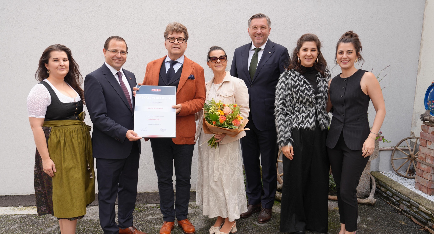 Wirtschaftskammerpräsident Mst. Andreas Wirth (2. v. l.) und Wirtschaftskammerdirektor Harald Schermann (3. v. r.) gratulierten Neo-Kommerzialrat Klaus Duller – hier mit Gattin Sonja (M.) und den Töchtern Susanne (l.), Julia und Sarah (r.).