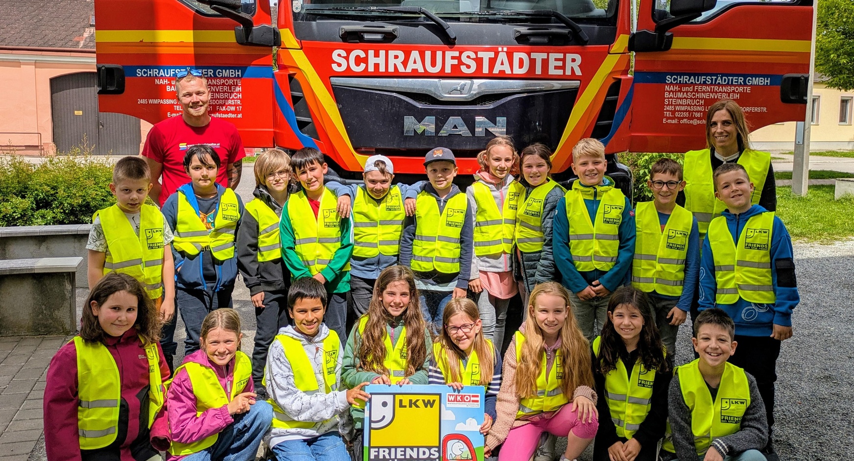 Lkw-Lenker Benedek Szöllösi und Klassenlehrerin Doris Szep mit den Kindern der 3b Klasse der Volksschule Wimpassing 