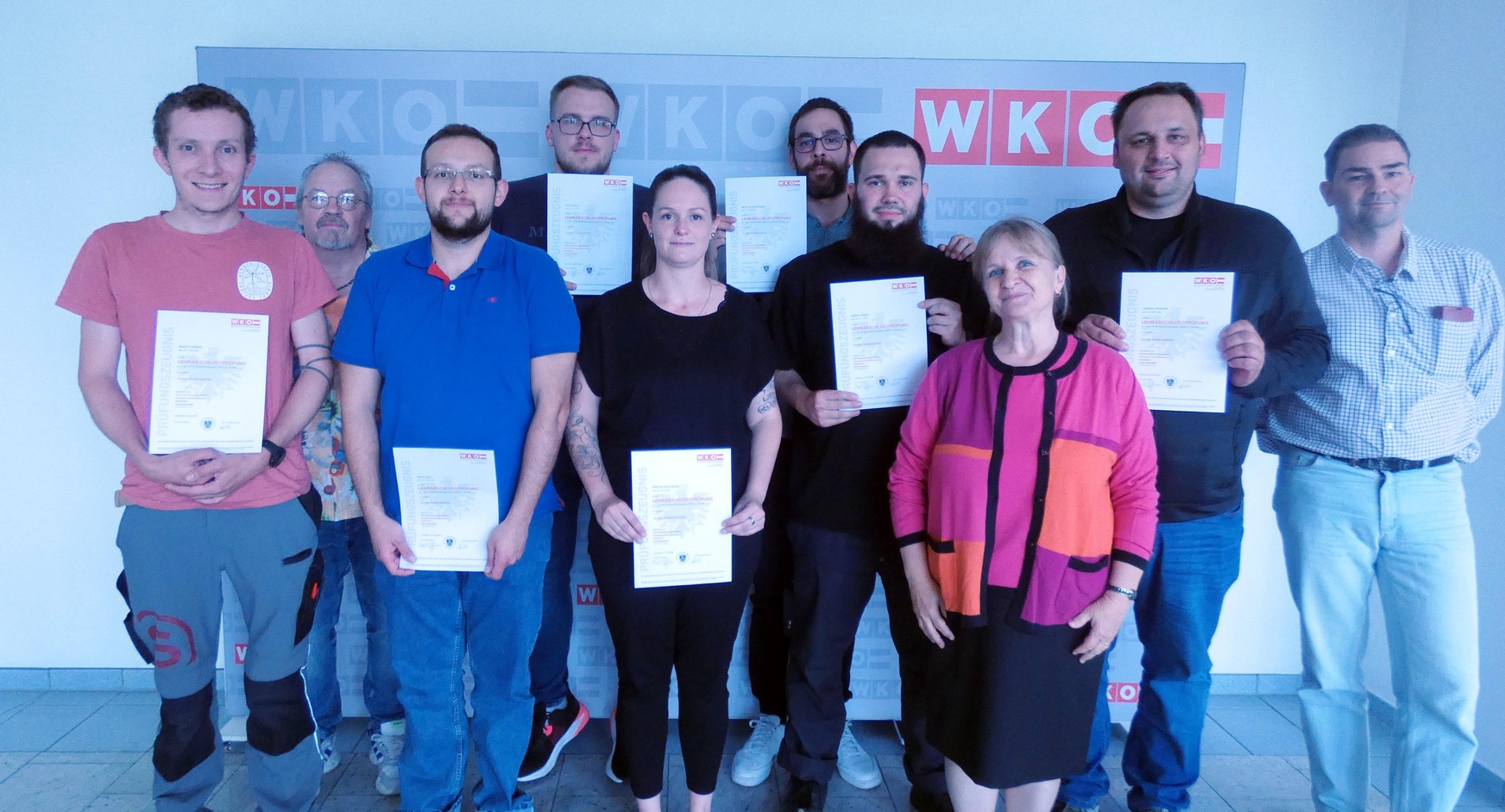 Marco Furtner (Wien), Sahin Sanli (Wien), Kerstin Weixelbaum (Oberschützen), Manuel Weber (Wien), KommR Mst. Marianne Jäger (Landesinnungsmeisterin der Chemischen Gewerbe und Denkmal-, Fassaden- und Gebäudereiniger), Andreas Spindler (Guntersdorf) und Beisitzer Bernhard Neubauer (1. R. v. l.);  Mst. Paul Hörmann, Dario Maric (Regau) und Mikail Blauensteiner (Wien) (2. R. v. l.). 