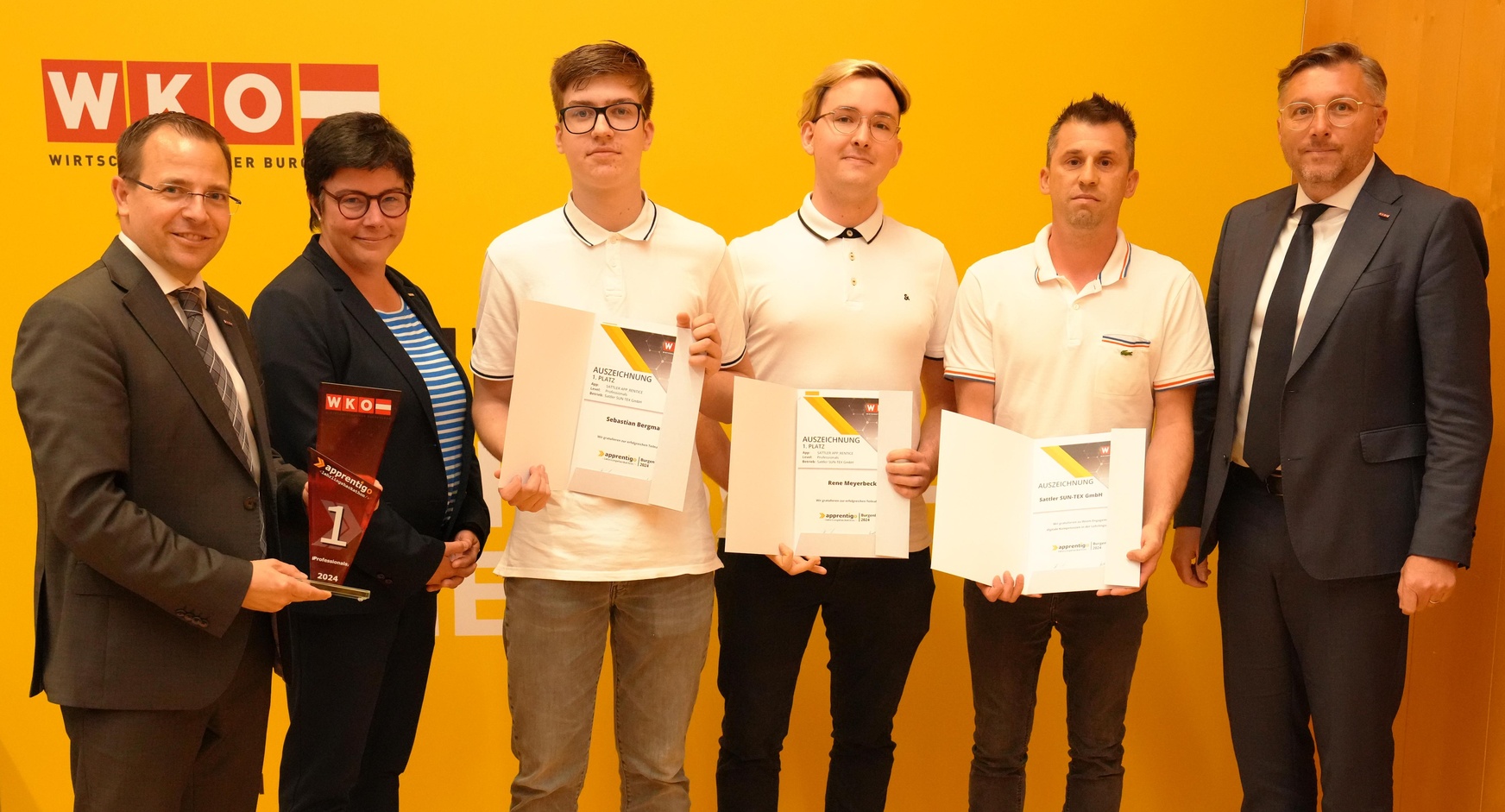 1. Platz „Professionals“: Wirtschaftskammerpräsident Andreas Wirth, Karin Wiedner (Abteilung Training & Development), die Lehrlinge Sebastian Bergmann und Rene Meyerbeck sowie Lehrlingsausbilder Roland Friedl von der Sattler SUN-TEX Gmbh (Rudersdorf) und Wirtschaftskammerdirektor Harald Schermann (v. l.).