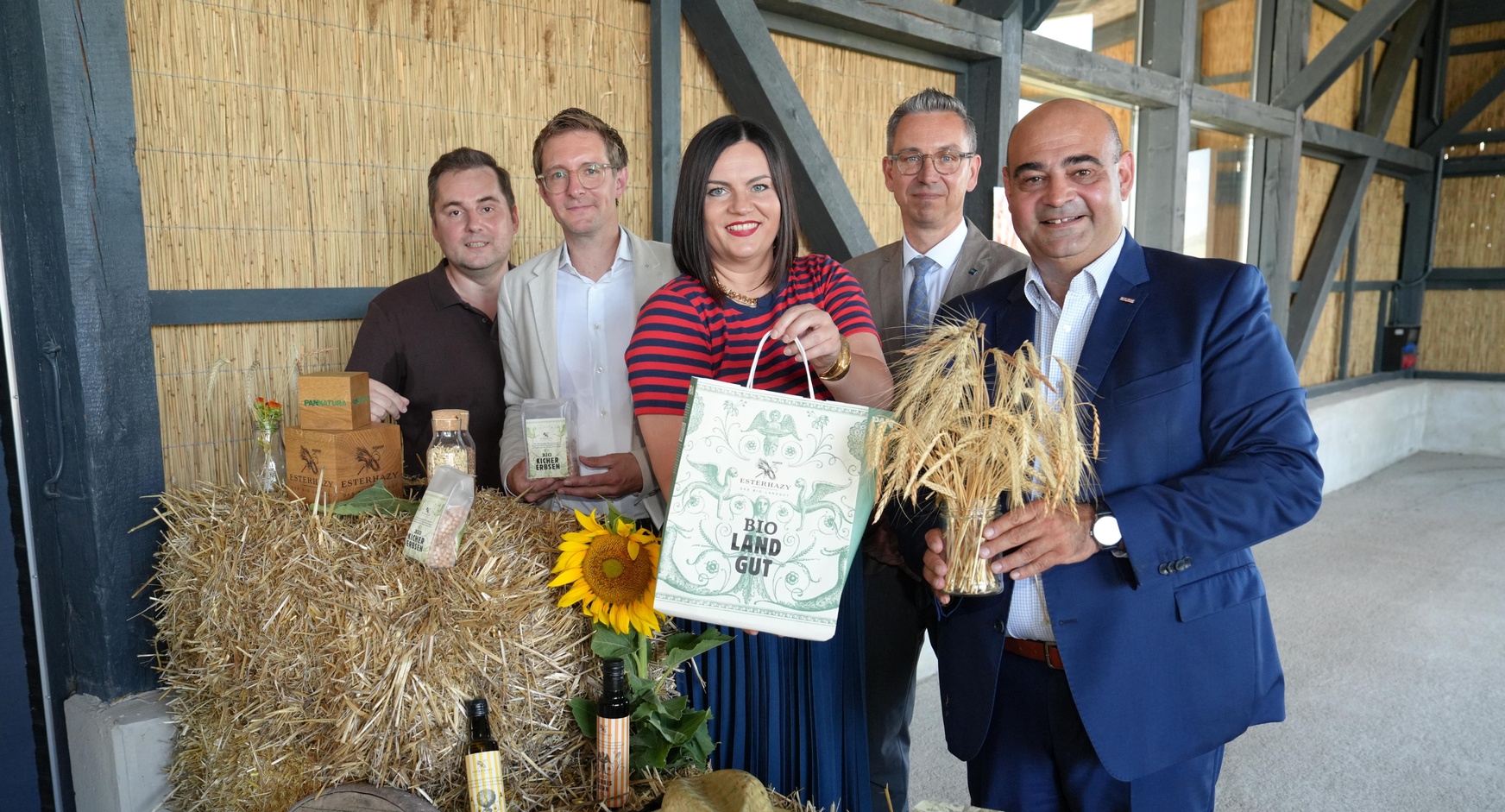 Martin Pinczker (Bioproduzent), Markus Fritz (PANNATURA), Landeshauptmann-Stv. Astrid Eisenkopf, Mario Winkler (Österreichische Hagelversicherung) und Hannes Mosonyi (Obmann des burgenländischen Agrarhandels) (v. l.). 