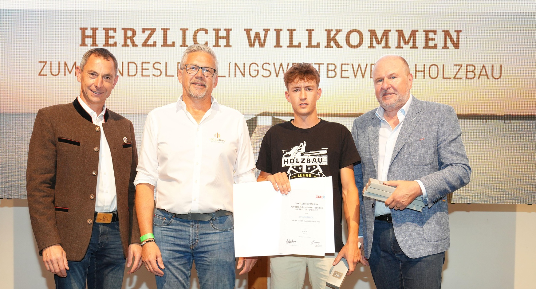 Bundessieger im Parallelwettbewerb: Oberösterreich war auch im Parallelwettbewerb erfolgreich: Luca Reitböck (2. v. r.) mit Bundesinnungsmeister Simon Kathrein, Landesinnungsmeister Mst. Josef Sachs und Spartenobmann KommR Anton Putz (v. l.)