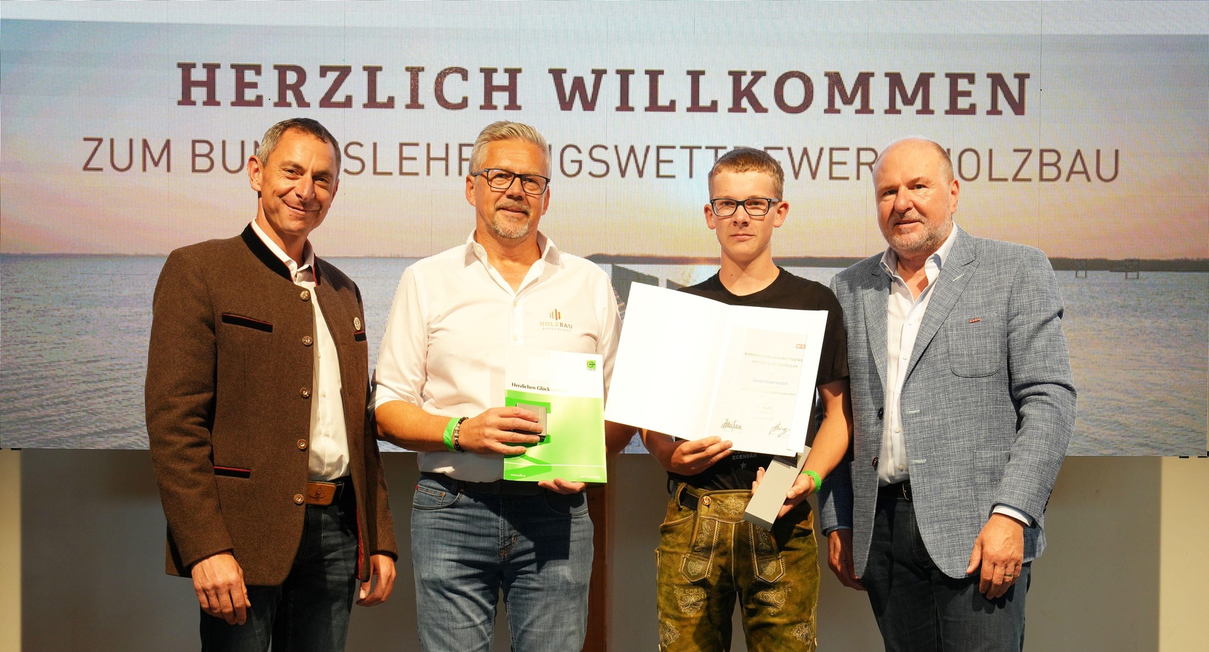 Der Oberösterreicher David Pargfrieder (2. v. r.) siegt beim Bundeslehrlingswettbewerb Holzbau in Rust. Im Bild mit Bundesinnungsmeister Simon Kathrein, Landesinnungsmeister Mst. Josef Sachs und Spartenobmann KommR Anton Putz (v. l.)