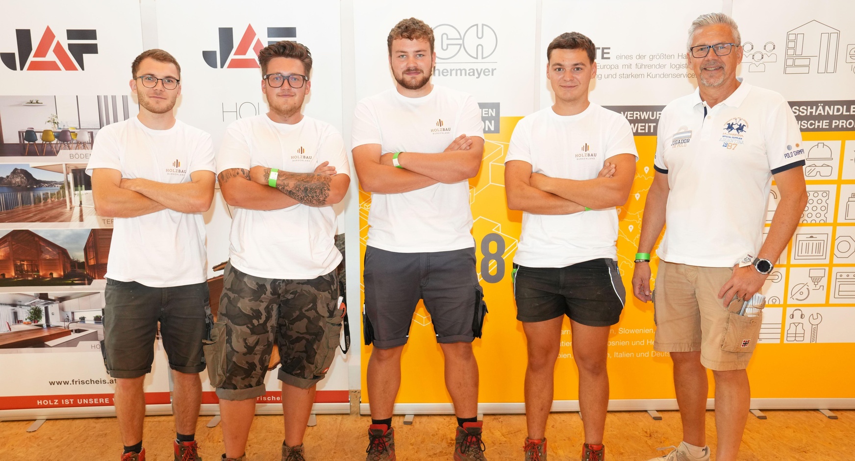 Nico Gigl, Alexander Rieder, Andreas Reeh, Philipp Wolf vertraten das Burgenland beim Bundeslehrlingswettbewerb Holzbau mit Landesinnungsmeister Mst. Josef Sachs (v. l.).