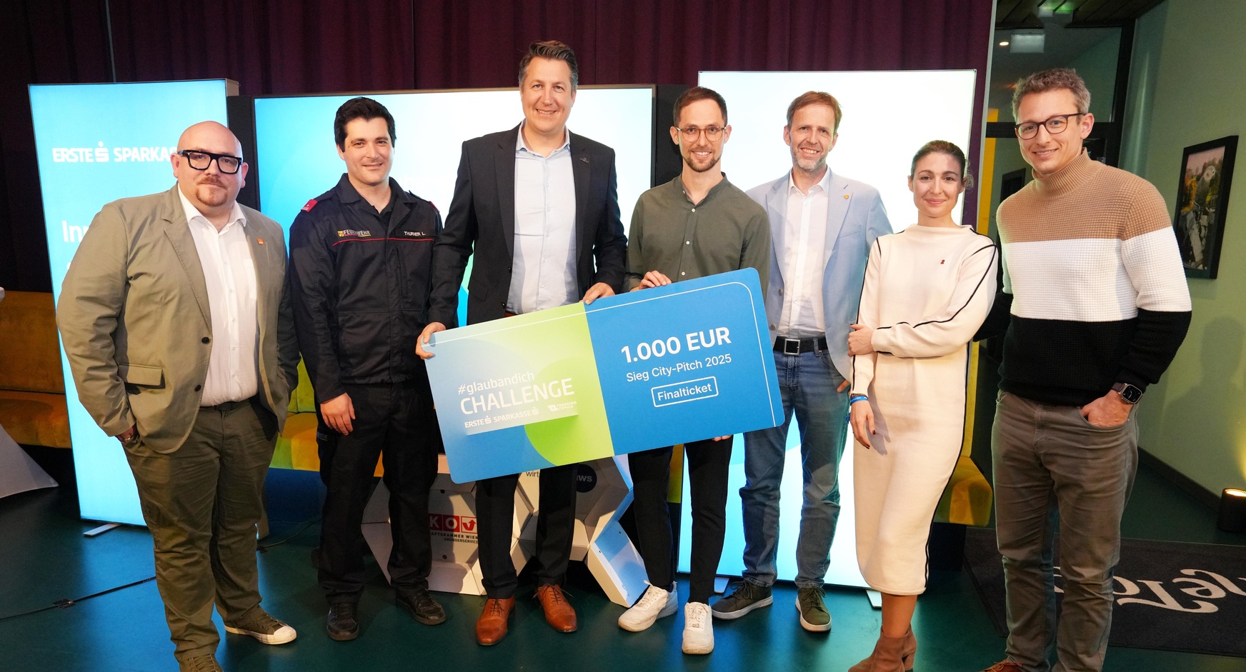 Florian Piff, Lukas Thurner („FireFighter Rescue App“), Rainer Schuster und Patrick Reinfeld („Pflegenavi“), Michael Sedlak, Carmencita Nader und Jakob Detering (Jury) (v. l.). 