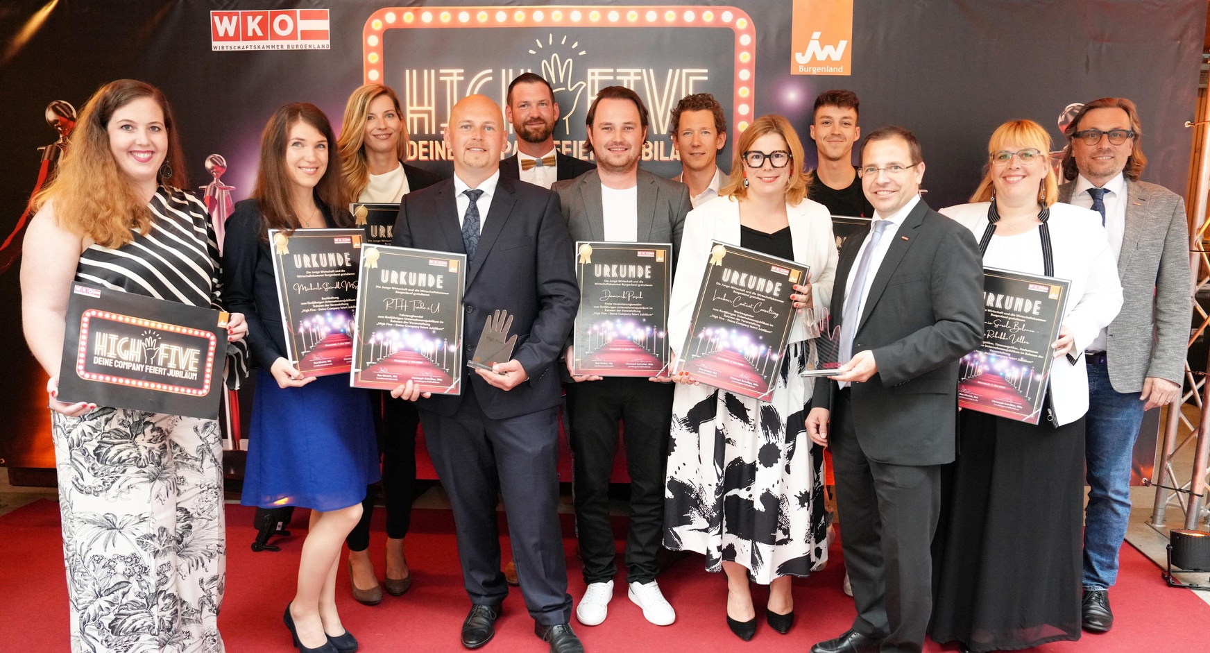 Bezirk Eisenstadt: Junge Wirtschaft-Landesvorsitzende Bea Ulreich, Michaela Steindl (Buchhaltung, Eisenstadt), Gabriele Wernhart (persönliche Dienstleister, Eisenstadt), Rudolf Rosner (Fahrzeughandel, Trausdorf), Andreas Lindner (Tischler, Wimpassing), Dominik Posch (Versicherungsmakler, Mörbisch), Junge Wirtschaft-Landesgeschäftsführer Christoph Schnitter, Ina Laubner (Werbeagentur, Eisenstadt), Alexander Ehrenhofer (IT-Dienstleistung, Großhöflein), Wirtschaftskammerpräsident Andreas Wirth, Rebekka Uller (Human- und Tierenergetik, Zagersdorf) und WK-Regionalstellenobmann KommR Mst. Franz Nechansky (v. l.). 