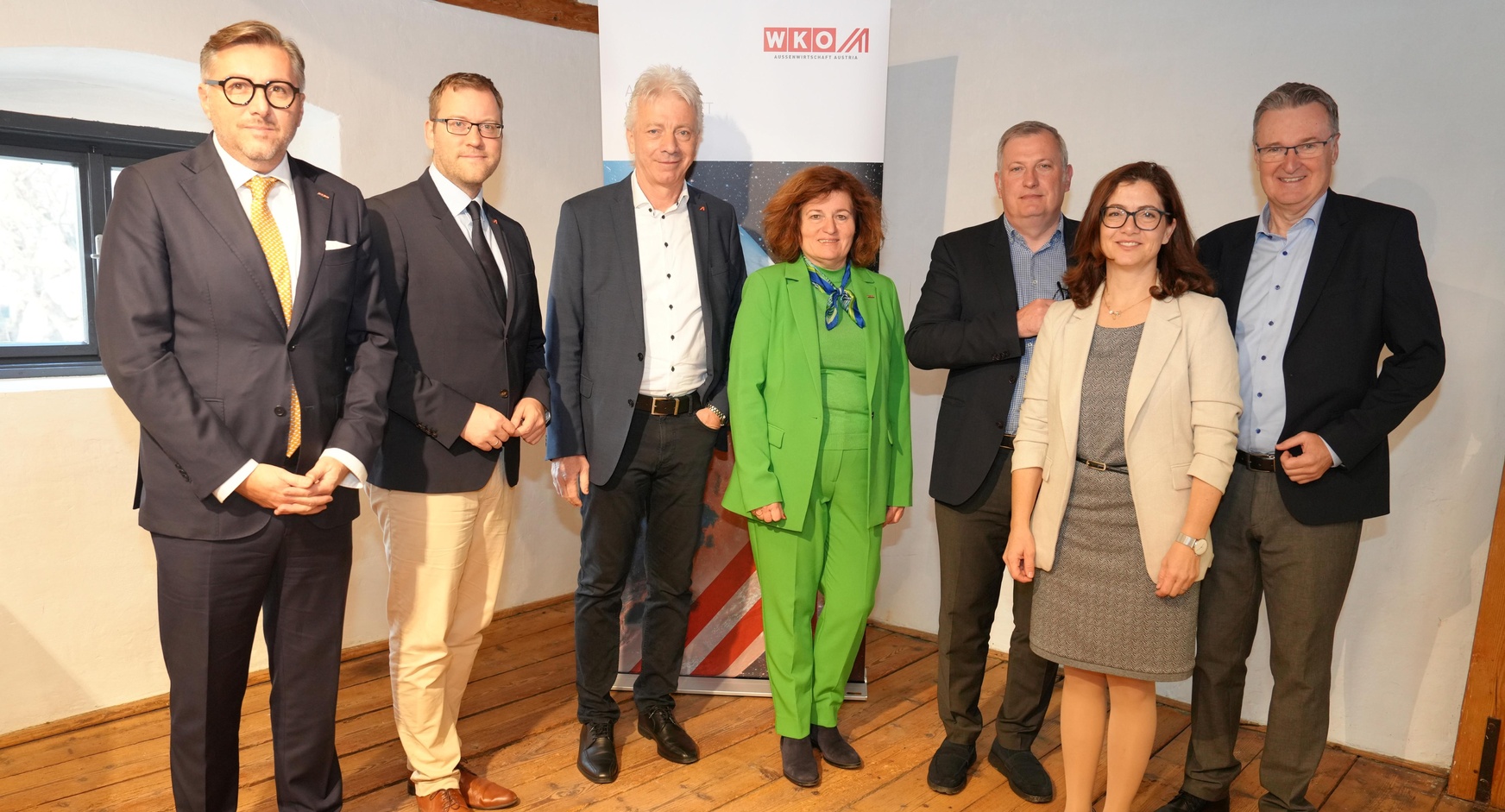 Harald Schermann (Wirtschaftskammerdirektor), Gerhard Schlattl (Wirtschaftsdelegierter Kroatien/Zagreb), Roman Rauch (Wirtschaftsdelegierter Tschechien/Prag), Doris Granabetter (Außenwirtschaft Burgenland), Christian Lassnig (Wirtschaftsdelegierter Polen/Warschau), Bettina  Trojer (Wirtschaftsdelegierte Slowakei/Bratislava) und Christoph Sturm (Wirtschaftsdelegierter Griechenland/Athen) (v. l.). 