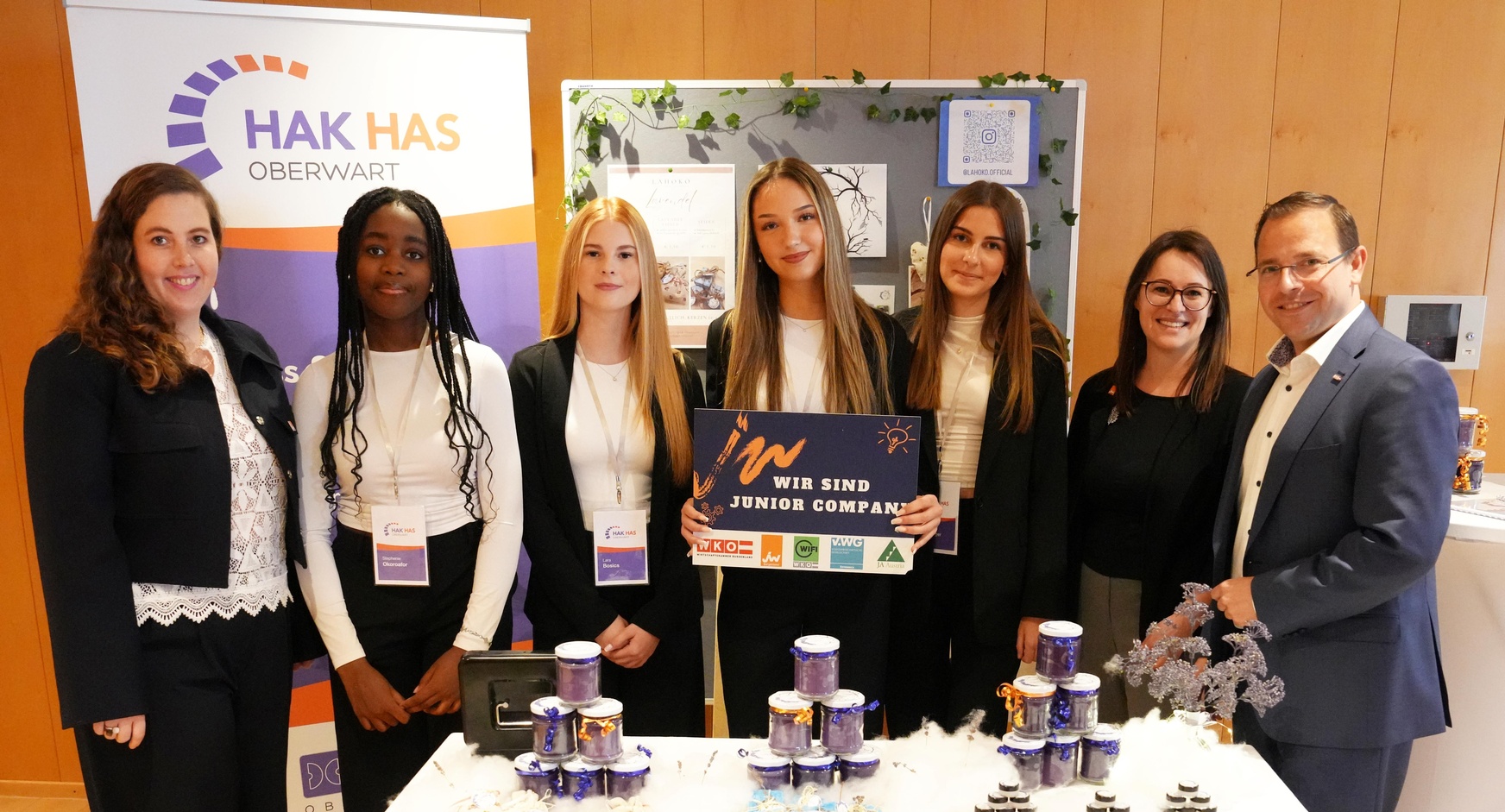 Die Zweitplatzierten „LaHoko“ mit Junge Wirtschaft-Landesvorsitzender Bea Ulreich (l.), Junge Wirtschaft-Landesgeschäftsführerin Birgit Halper (2. v. r.) und Wirtschaftskammerpräsident Andreas Wirth (r.).