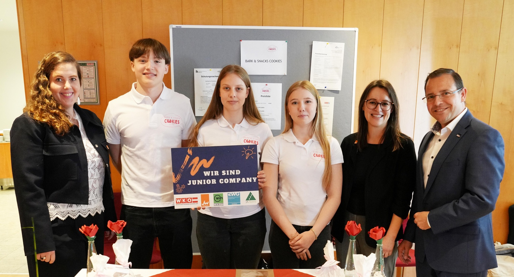 Die Drittplatzierten „Bar & Snack Cookies“ mit Junge Wirtschaft-Landesvorsitzender Bea Ulreich (l.), Junge Wirtschaft-Landesgeschäftsführerin Birgit Halper (2. v. r.) und Wirtschaftskammerpräsident Andreas Wirth (r.).