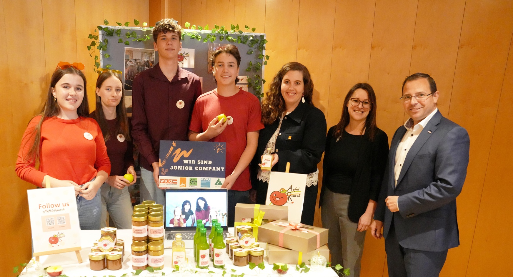 Gratulationen für den Gewinner „ApfelRausch“ gab es auch von Wirtschaftskammerpräsident Andreas Wirth, Junge Wirtschaft-Landesgeschäftsführerin Birgit Halper und Junge Wirtschaft-Landesvorsitzender Bea Ulreich (v. r.).