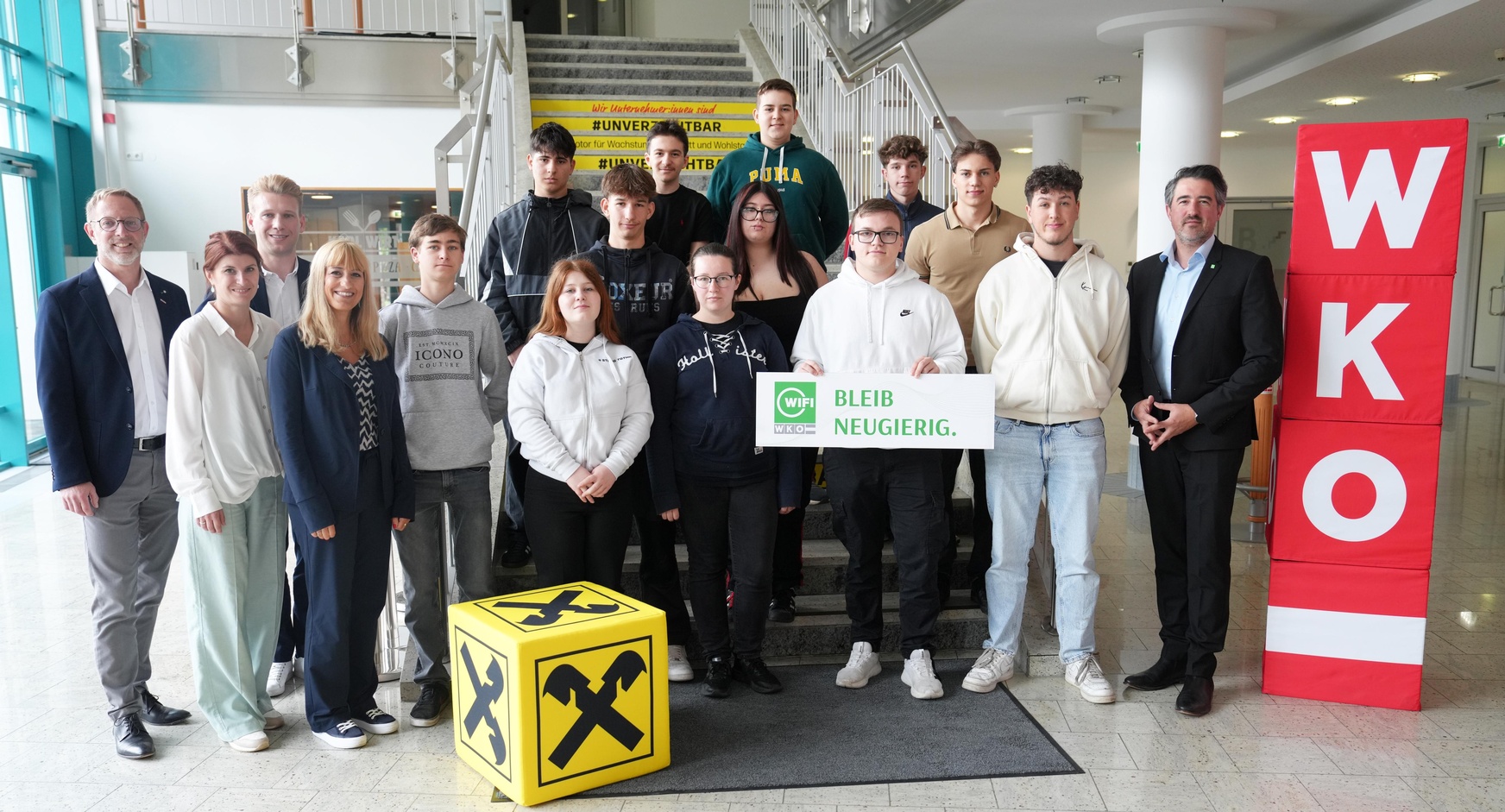 Ewald Hombauer (Spartengeschäftsführer Industrie), Catharina Ferencsak (WK), Patrick Pingitzer und Jutta Andre (Raiffeisenlandesbank Burgenland) (v. l.) sowie WIFI-Institutsleiter Thomas Jestl (r.) mit den Jugendlichen. 