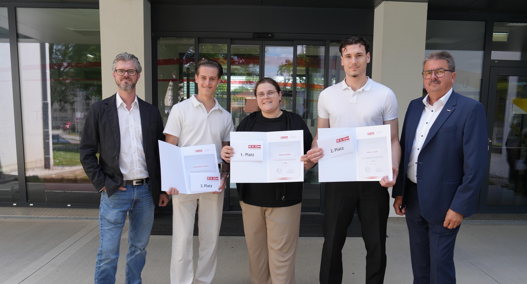 Philipp Reichart (Obmann des Landesgremiums des Elektro- und Einrichtungsfachhandels), Alessandro Stipsits (Drittplatzierter), Selina Huszar (Siegerin), Marcel Jakupi (Zweitplatzierter) und KommR Gerald Gurdet (Obmann-Stv.) (v. l.). 