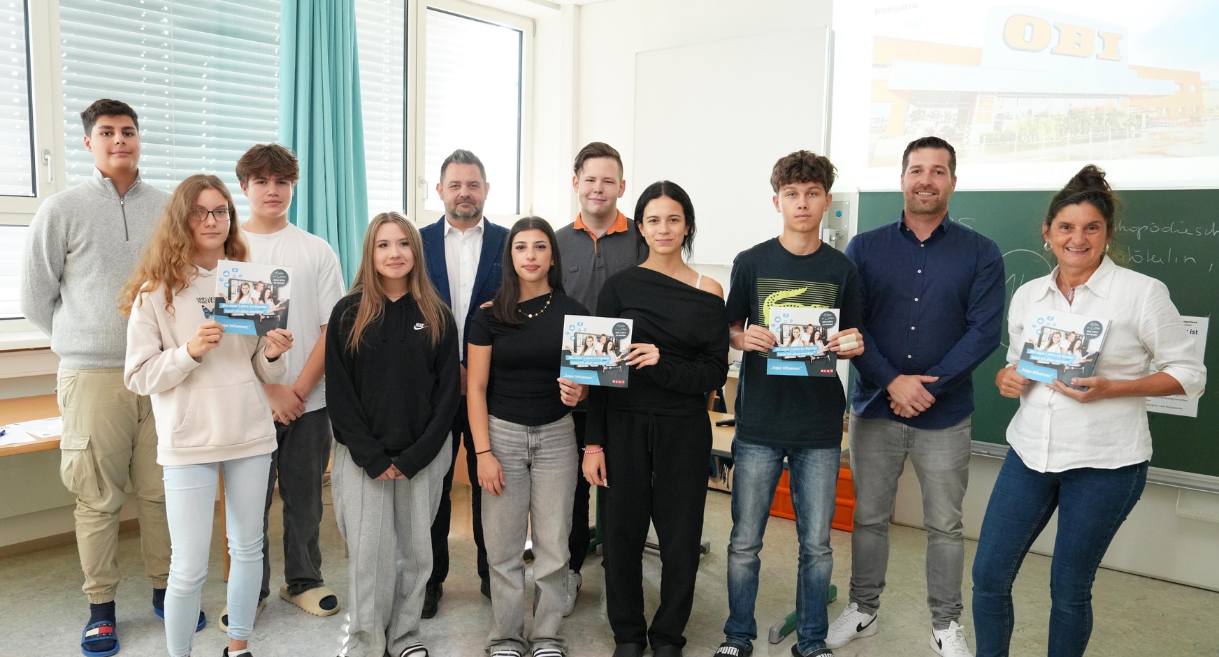 Darius Veres, Larissa Erharth, Julian Binder, Celina Lang, Stefan Schumich (OBI Eisenstadt-Marktleiter), Rahel Kurdi, Lehrling Marcel Surböck, Celina Kovacs, Mladen Sitarić, Manfred Moyses (Obmann des Landesgremiums des Lebensmittelhandels) und Sonja Reinisch (BEN - Verein zur Berufseingliederung & Nachwuchskräfteförderung) (v. l.). 