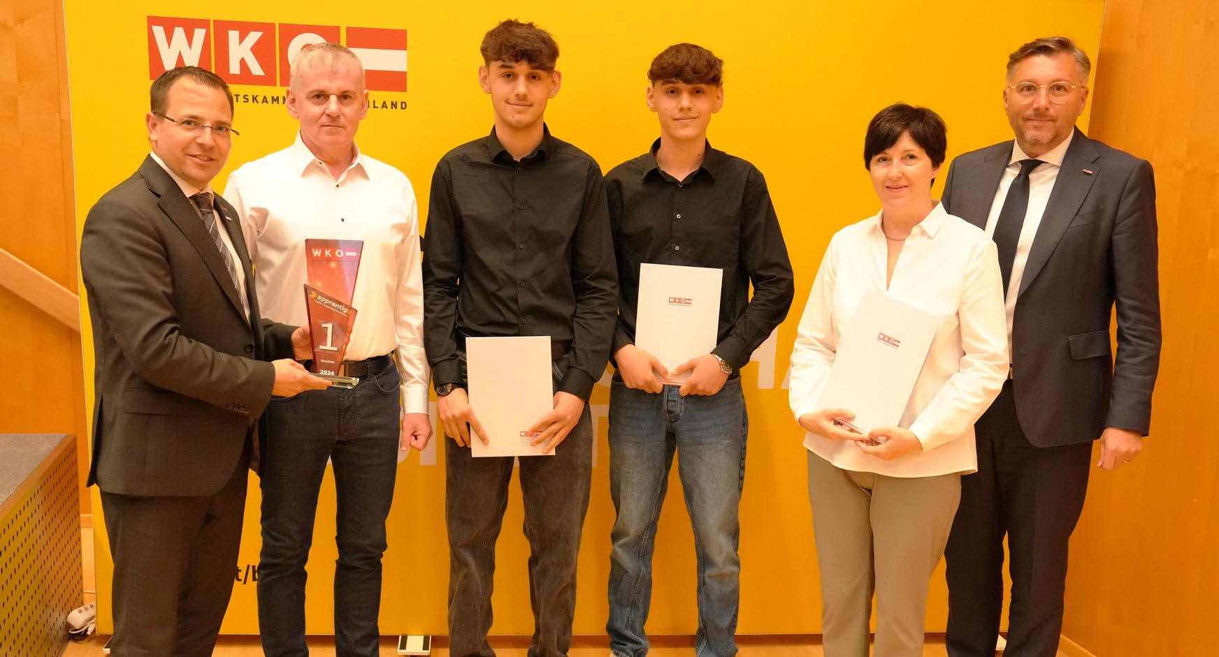 1. Platz „Rookies“: Wirtschaftskammerpräsident Andreas Wirth, Lehrlingsbeauftragter Adalbert Müllner, die Lehrlinge Matthias und Sebastian Nemec sowie Birgit Schuh (Personalverwaltung) von der Felix Austria GmbH (Mattersburg) und Wirtschaftskammerdirektor Harald Schermann (v. l.).
