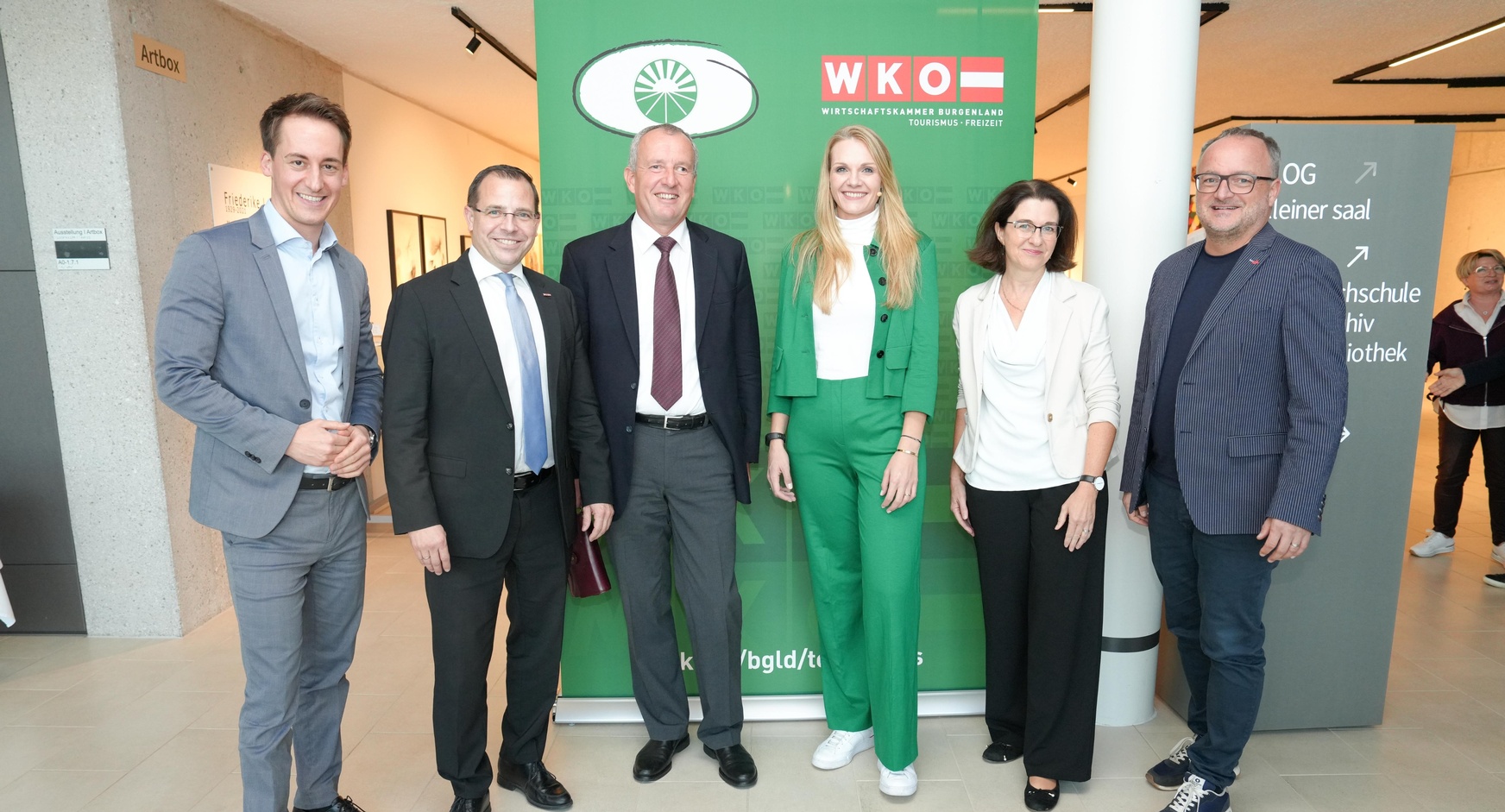 Der kaufmännische Geschäftsführer des Flughafens Wien, Christoph Schmidt, Wirtschaftskammerpräsident Andreas Wirth, Arbeitsrechtsexperte Günter Steinlechner, Moderatorin Lisa Hotwagner, Deloitte-Director Anna Hundstorfer und Keynote-Speaker Harry Gatterer (v. l.). 
