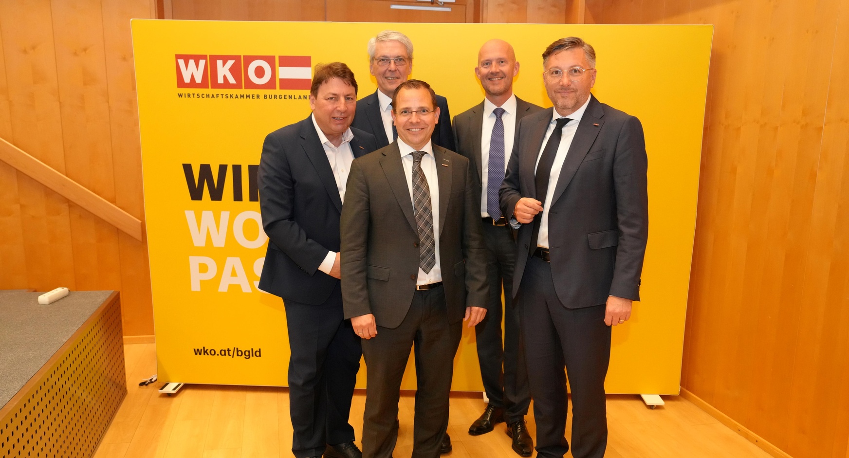 Wirtschaftskammerpräsident Andreas Wirth (vorne, 2. v. l.) und Wirtschaftskammerdirektor Harald Schermann (vorne, r.) mit den Wirtschaftskammer-Vizepräsidenten KommR Rudolf Könighofer, KommR Paul Kraill und Martin Horvath (v. l.). 