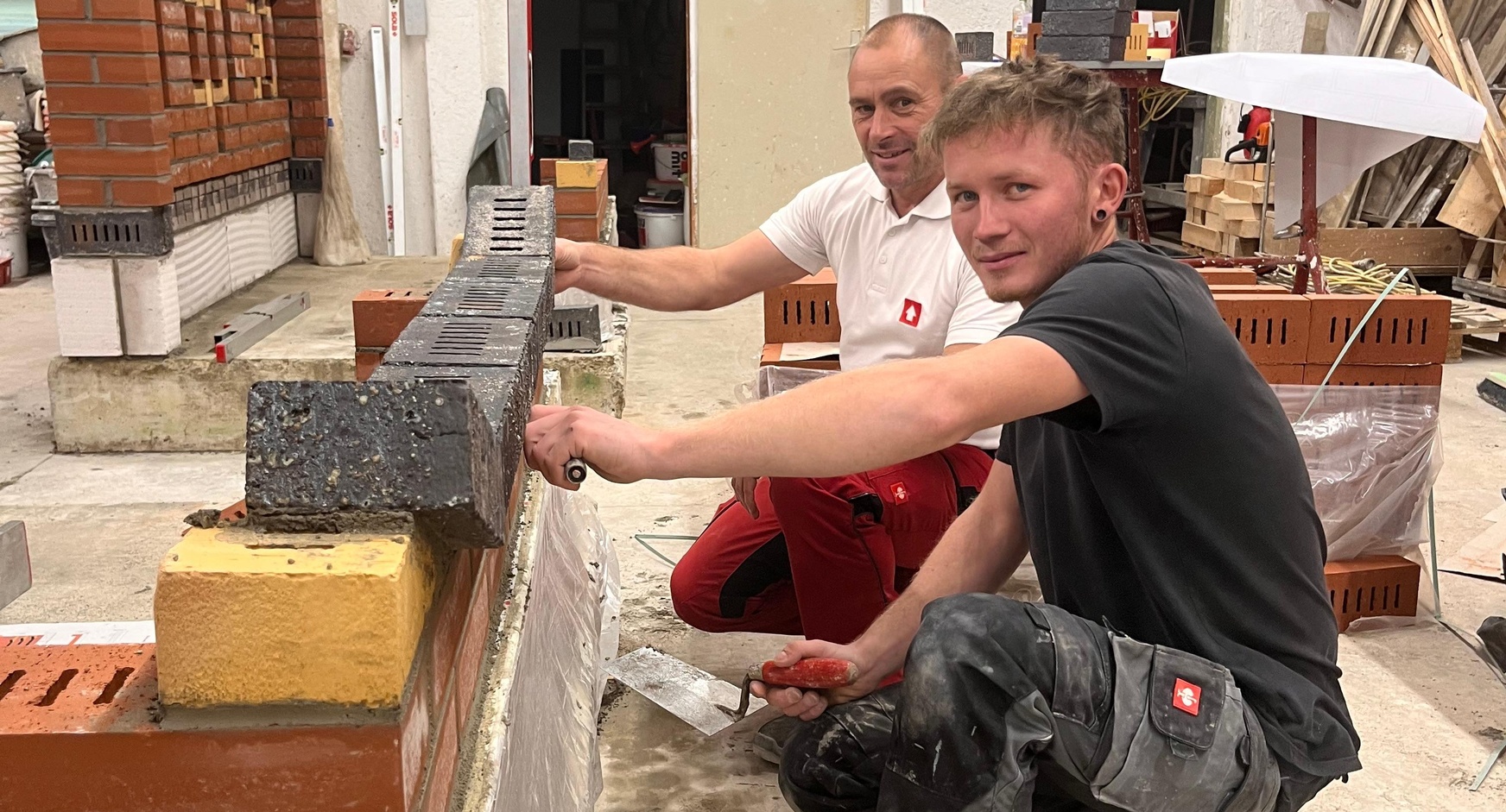 Alexander Pfeffer von der Firma Konstruktiva Bau trainiert in der Bauakademie Burgenland-Steiermark schon eifrig mit Ausbilder Werner Hügel. 