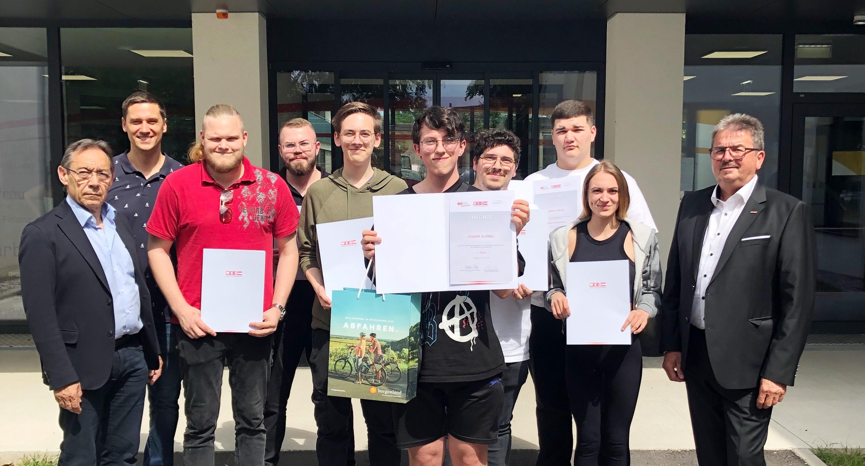 Lehrlingswettbewerb Telekommunikationsfachberater: KommR Franz Hess (Obmann des Landesgremiums des Elektro- und Einrichtungsfachhandels, l.), Obmann-Stv. KommR Gerald Gurdet (r.) und Berufsschullehrer Peter Bauer (2. v. l.) mit Sieger Dominik Schöbel (M.) und den weiteren Teilnehmern. 