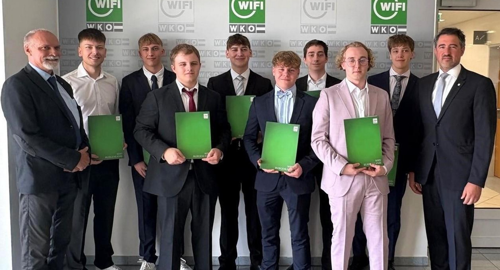 HTL-Abteilungsvorstand Michael Türk (l.) und WIFI-Institutsleiter Thomas Jestl (r.) mit den Lehre-mit-Matura-Absolventen 2025. 