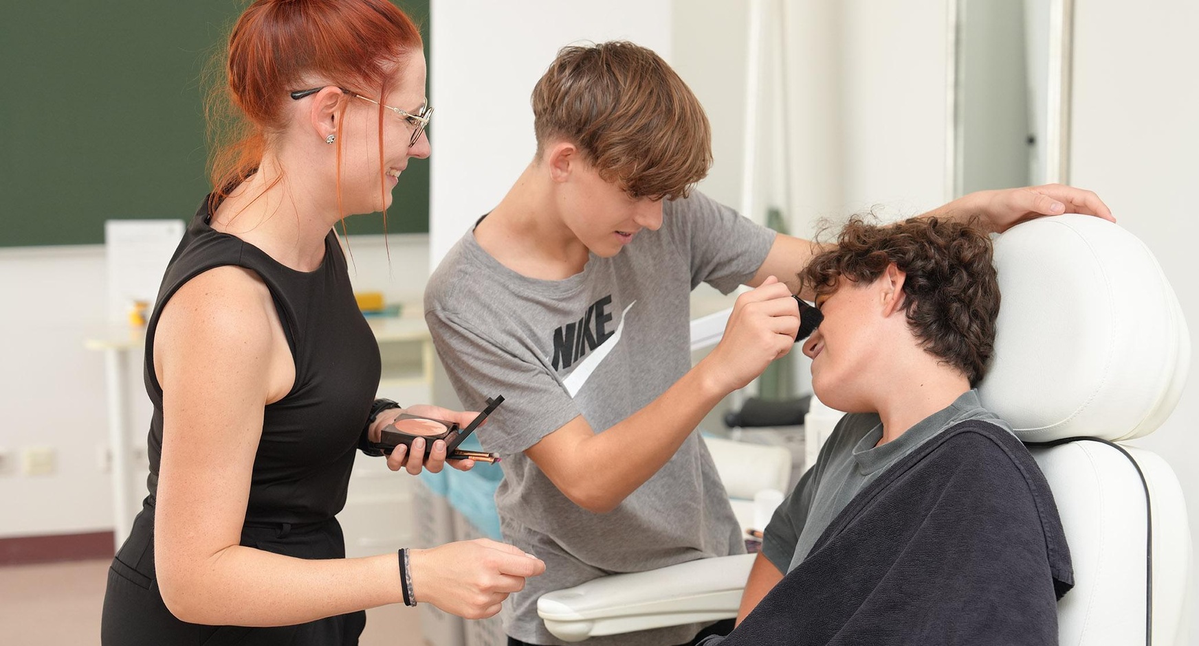 Meisterin Stefanie Simandl zeigt das fachgerechte Schminken.
