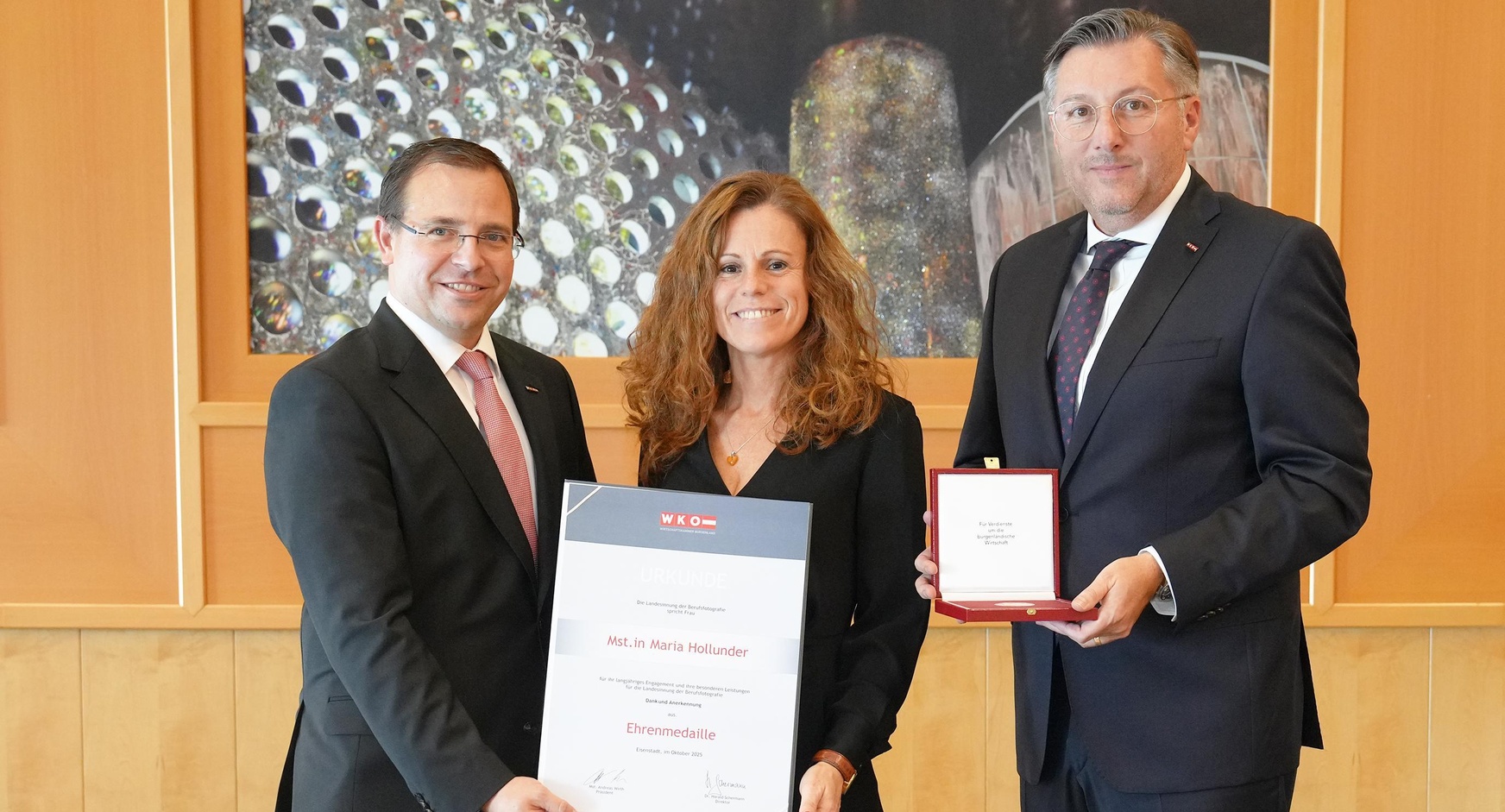 Ehrenmedaille: Wirtschaftskammerpräsident Mst. Andreas Wirth, Mst.in Maria Hollunder und Wirtschaftskammerdirektor Harald Schermann