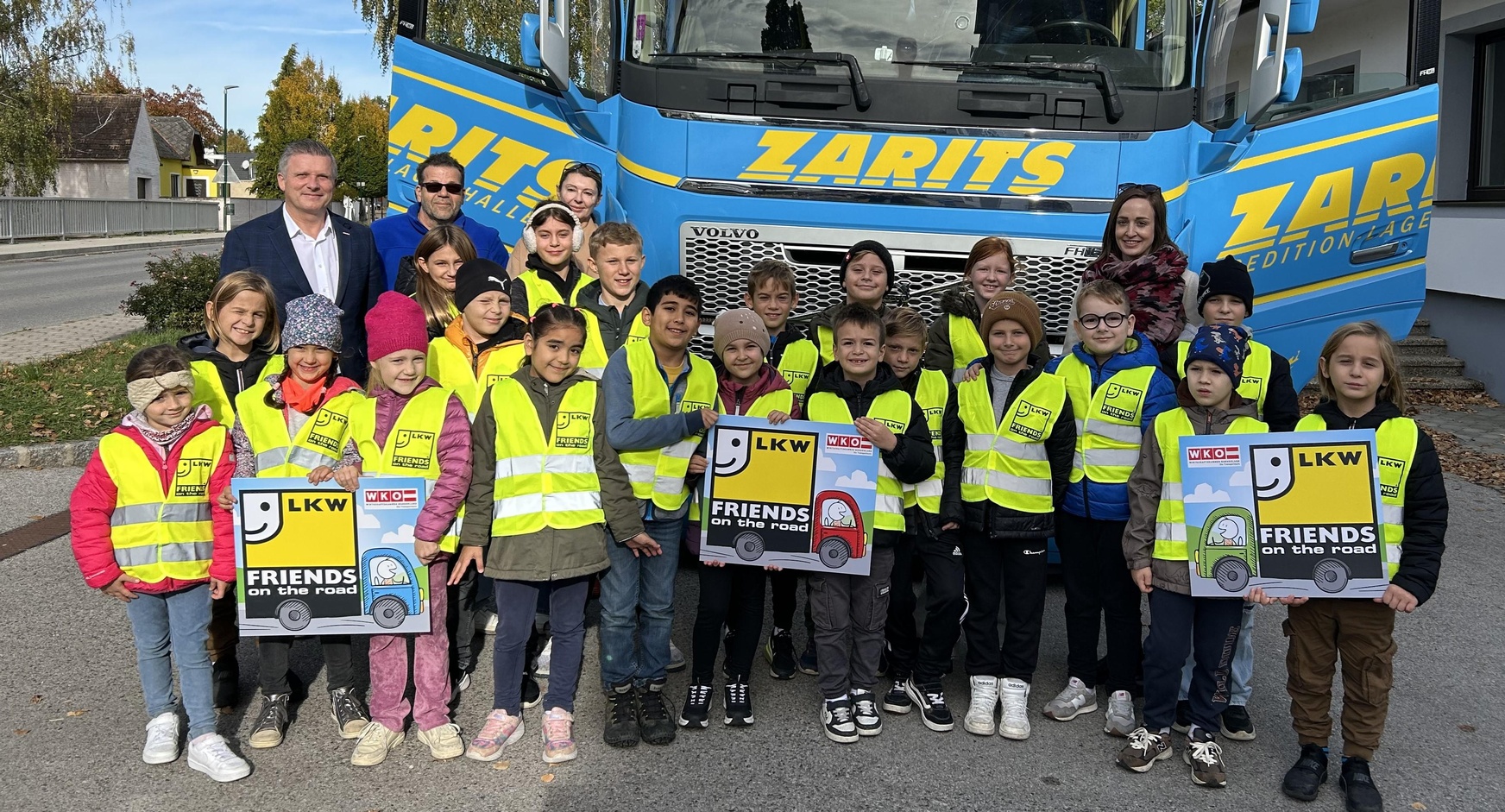 Spartengeschäftsführer Bernhard Dillhof, Lkw-Lenker Dietmar Grafl und die Klassenlehrerinnen Dagmar Granabetter und Barbara Kirschberger mit den Kindern der Volksschule Antau 