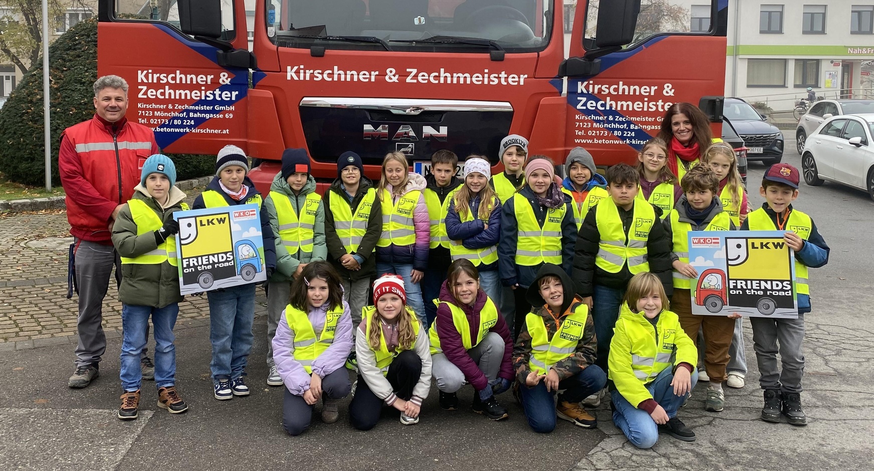Lkw-Fahrer Peter Pollreis und Klassenlehrerin Michaela Pfeller mit den Kindern der 3. Klasse der Volksschule Halbturn
