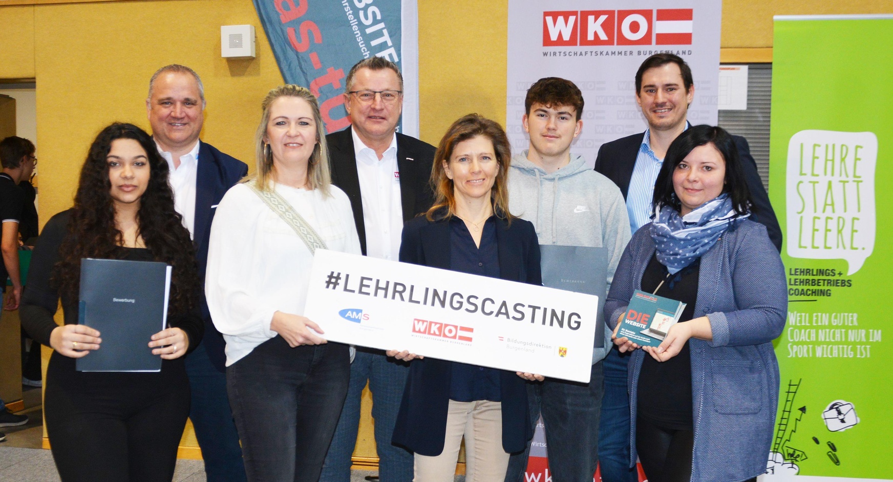 Schülerin Naomi Olahova, Christoph Ley (AMS Regionalgeschäftsstellenleiter-Stv.), Sabrina Mikula (WK-Funktionärin), Harald Pokorny (WK-Regionalstellenleiter), Margit Luisser (Direktorin Polytechnische Schule Neusiedl), Schüler Julian Bitter, Erich Ermler jun. (Junge Wirtschaft) und Julia Reumann (WK-Mitarbeiterin) (v. l.).