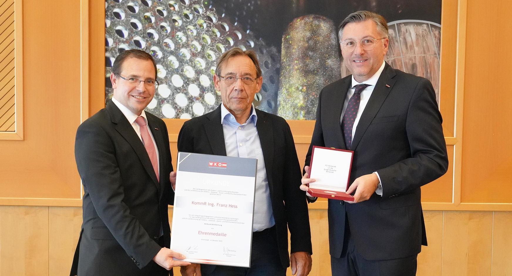 Ehrenmedaille: Wirtschaftskammerpräsident Mst. Andreas Wirth, KommR Franz Hess und Wirtschaftskammerdirektor Harald Schermann<br />
<br />
