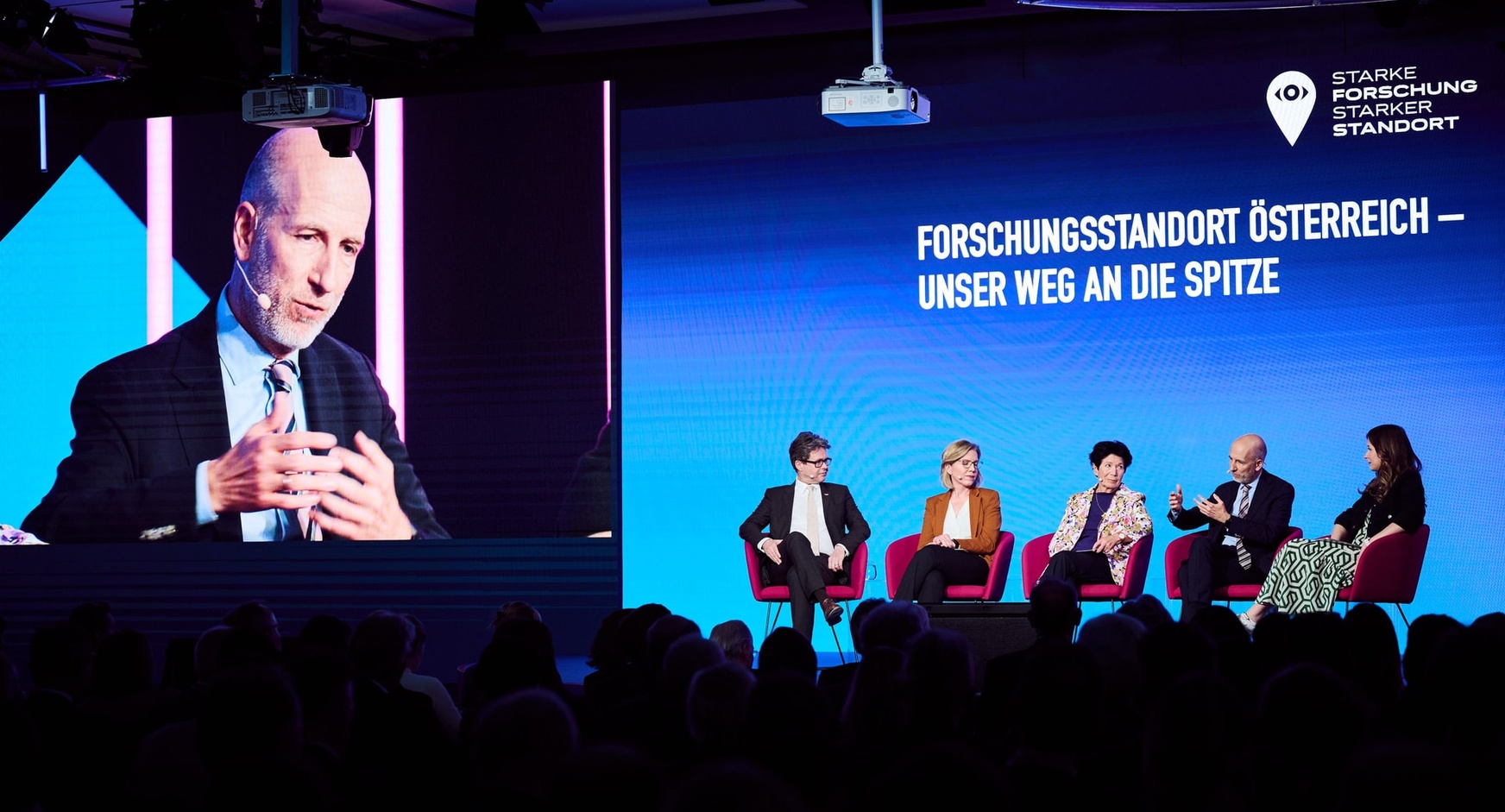 Teilnehmer:innen auf Podium