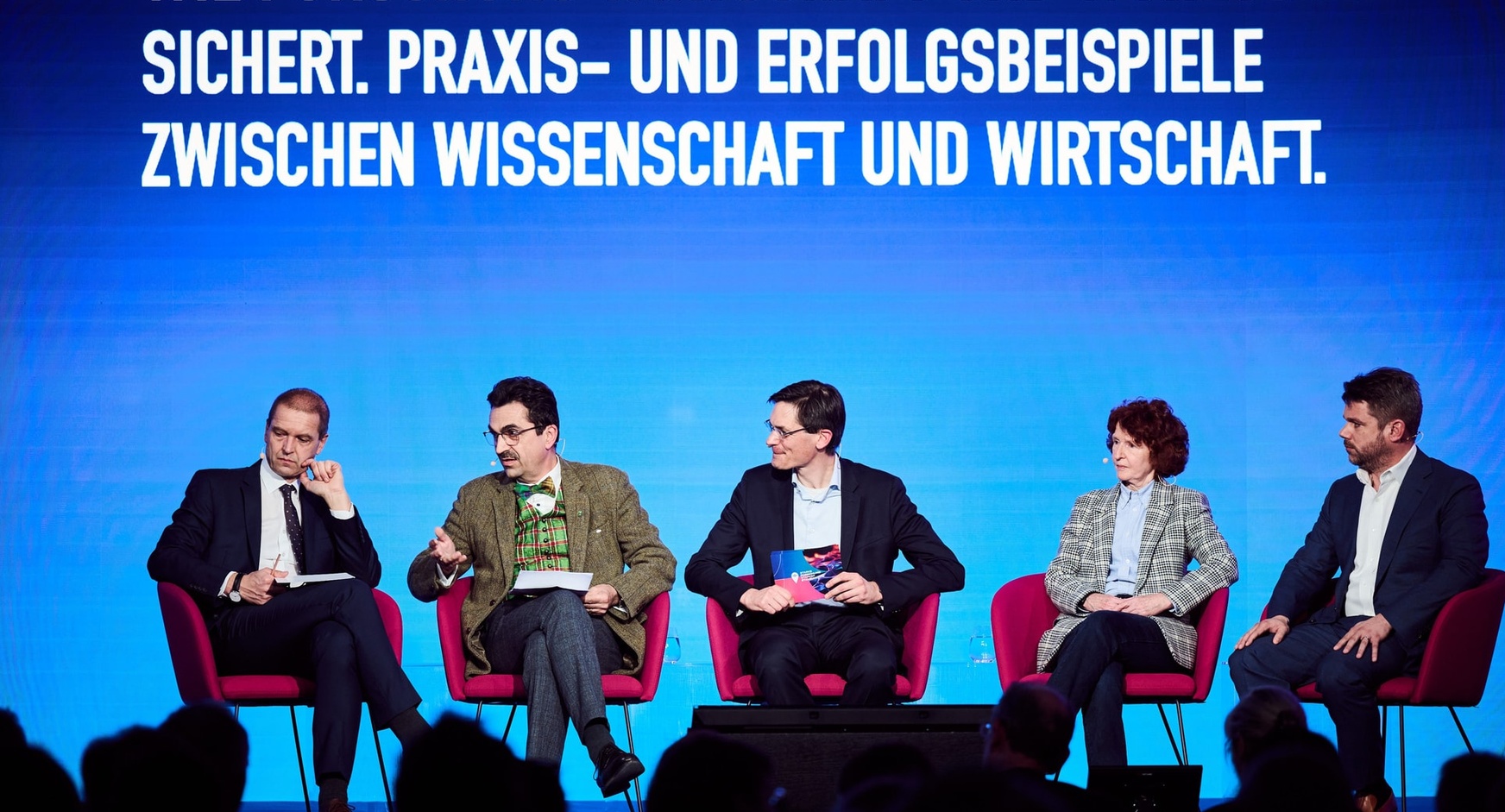 Teilnehmer:innen auf Podium