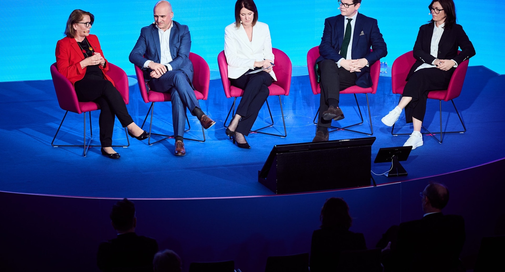 Teilnehmer:innen auf Podium