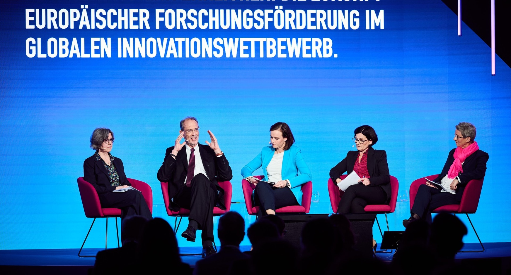 Teilnehmer:innen auf Podium