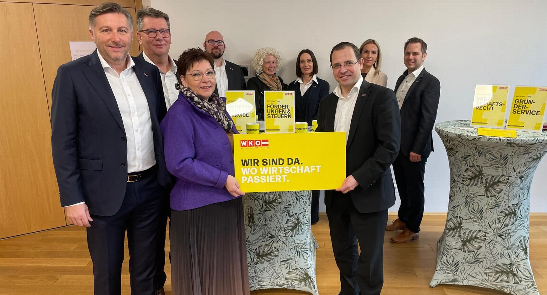 Wirtschaftskammerdirektor Harald Schermann, Regionalstellenobmann Roman Eder, Bezirksvorsitzende Frau in der Wirtschaft KommR Herta Walits-Guttmann und Wirtschaftskammerpräsident Andreas Wirth (vorne v. l.); die WK-Experten Franz-Stephan Ivancsics, Judith Wagner, Natascha Kummer, Carola Fuchs und Thomas Ehrenreiter (hinten v. l.). 