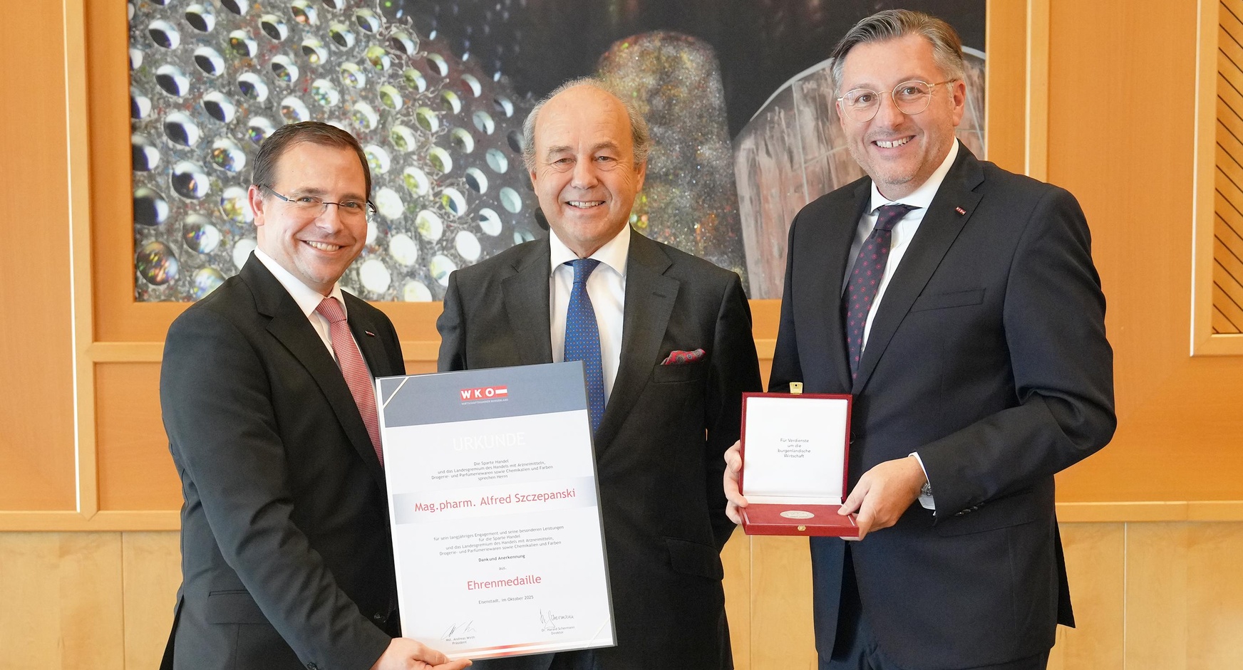 Ehrenmedaille: Wirtschaftskammerpräsident Mst. Andreas Wirth, Alfred Szczepanski und Wirtschaftskammerdirektor Harald Schermann