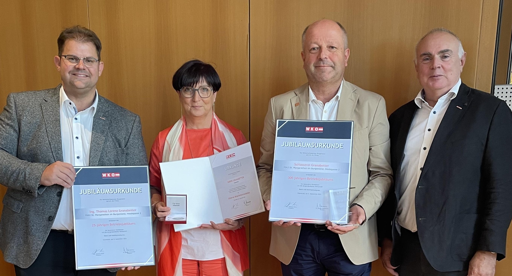 Landesinnungsmeister Mario Horvath (l.) und Landesgeschäftsführer Karl Tinhof (r.) mit Sabine und Thomas Granabetter, die anlässlich des 300-jährigen Betriebsjubiläum der Schlosserei Granabetter geehrt wurden 
