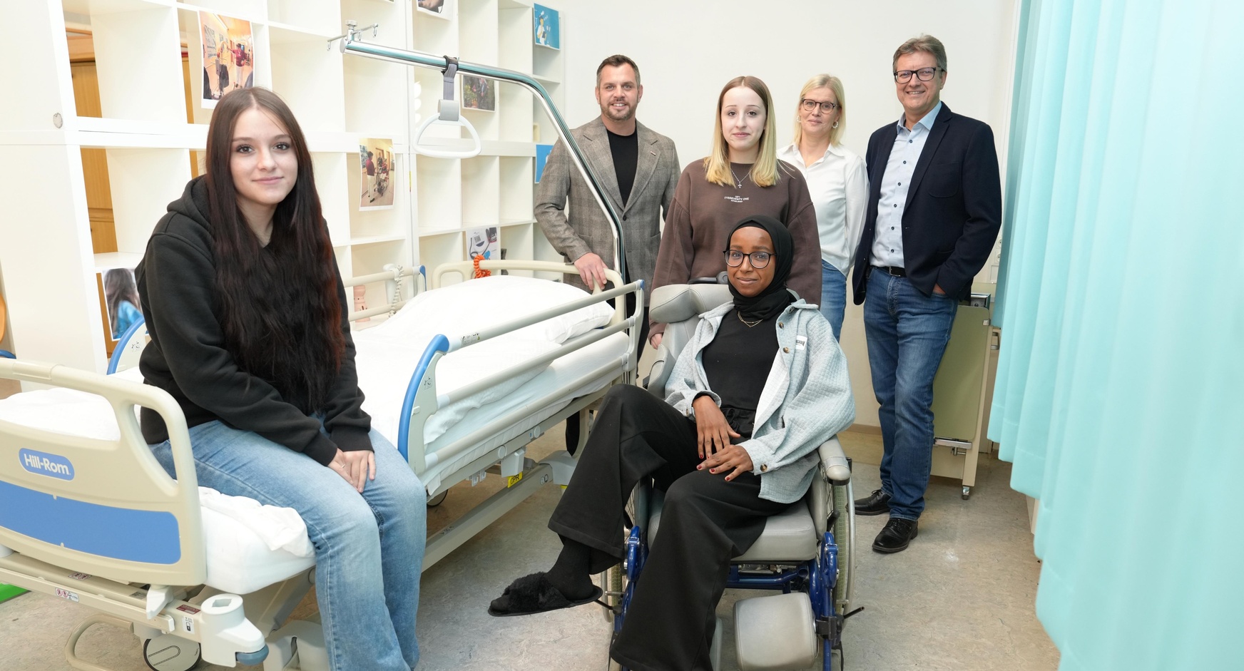 Seray Aydin, Franz Drescher, Tamina Tesar, Fachbereichsleiterin Ulrike Schalk und PTS Eisenstadt-Direktor Ronald Popovits (v. l.) sowie Raghad Abdu Ali (sitzend). 