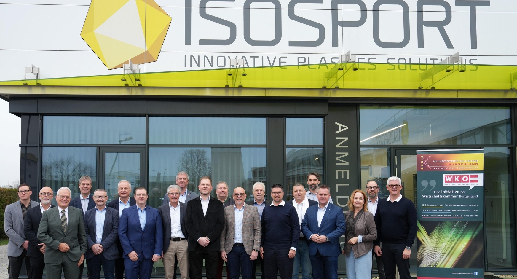 Andreas Rauhofer (WKB), Hans Glocknitzer (Seal Maker Produktions- und Vertriebs GmbH), Harald Bleier (Kunststoffcluster NÖ), Christian Strasser (Pet to Pet), Arthur Schuber (Swarco Futurit Verkehrssignalsysteme GmbH), Heribert Wieder, Thomas Fuchs (Kromberg & Schubert Austria GmbH & Co KG), Norbert Polatschek (MAM Health & Innovation GmbH ), Alexander Kraill (WKB), Mario Siwatz (Polleres Plastic Kunststoffverarbeitung GmbH), Andreas Eder (Kunststoffcluster Niederösterreich), Harald Schermann (MAM Health & Innovation GmbH), Adrian Gebhardt (ProForm Prototypen & Formenbau GmbH), Günter Amon (Seal Maker Produktions- und Vertriebs GmbH), Friedrich Trobolowitsch (FT-TEC GmbH), Michael Mach (Erwin Mach Gummitechnik GmbH), Thomas Schober (HTL Eisenstadt), Silvie Leeb (Coop Consulting), Martin Süss (Seal Maker Produktions- und Vertriebs GmbH) und Klaus Krenn (Isosport Verbundbauteile GmbH) (v. l.) 