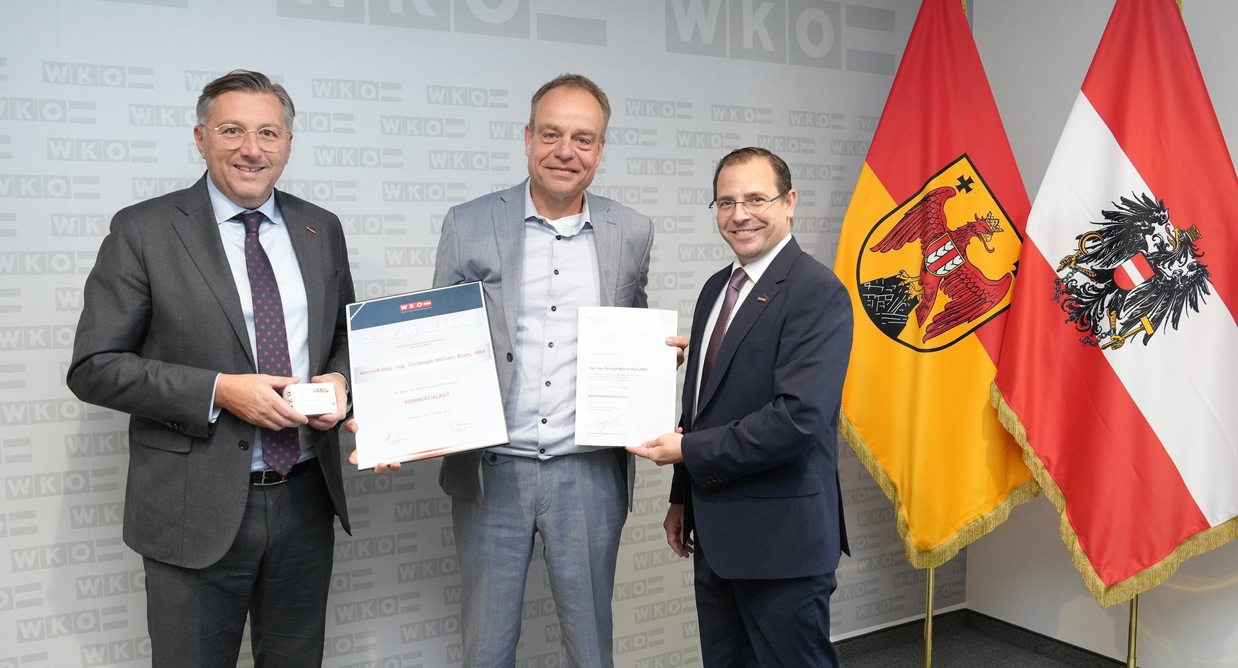 Wirtschaftskammerdirektor Harald Schermann (l.) und Wirtschaftskammerpräsident Mst. Andreas Wirth (r.) beglückwünschten Christoph Blum. 